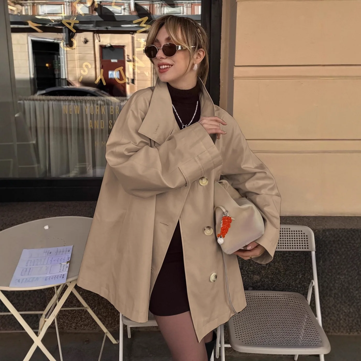 Retro old money style white trench coat for women in autumn 2025 elegant and fashionable long collared coat for women