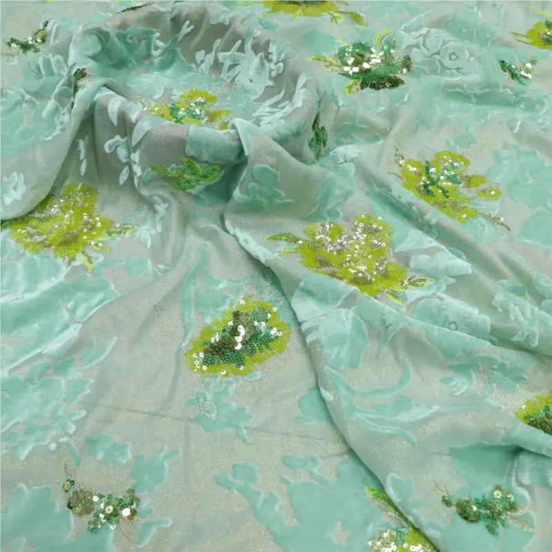 ผ้าจอร์เจตต์ปักเลื่อมสีทองลายดอกไม้สามมิติสีน้ำเงิน ทำจากผ้าไหมแท้ สำหรับตัดเย็บชุดแสดงสำหรับผู้หญิง