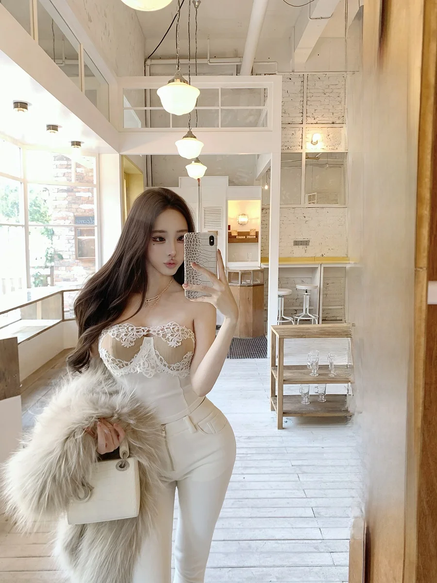 

Sweet Ele Lace Splice Bustier Top with Built-in Bra Pad Winter Commute Sle Women's Faion Magazine Cover Feature