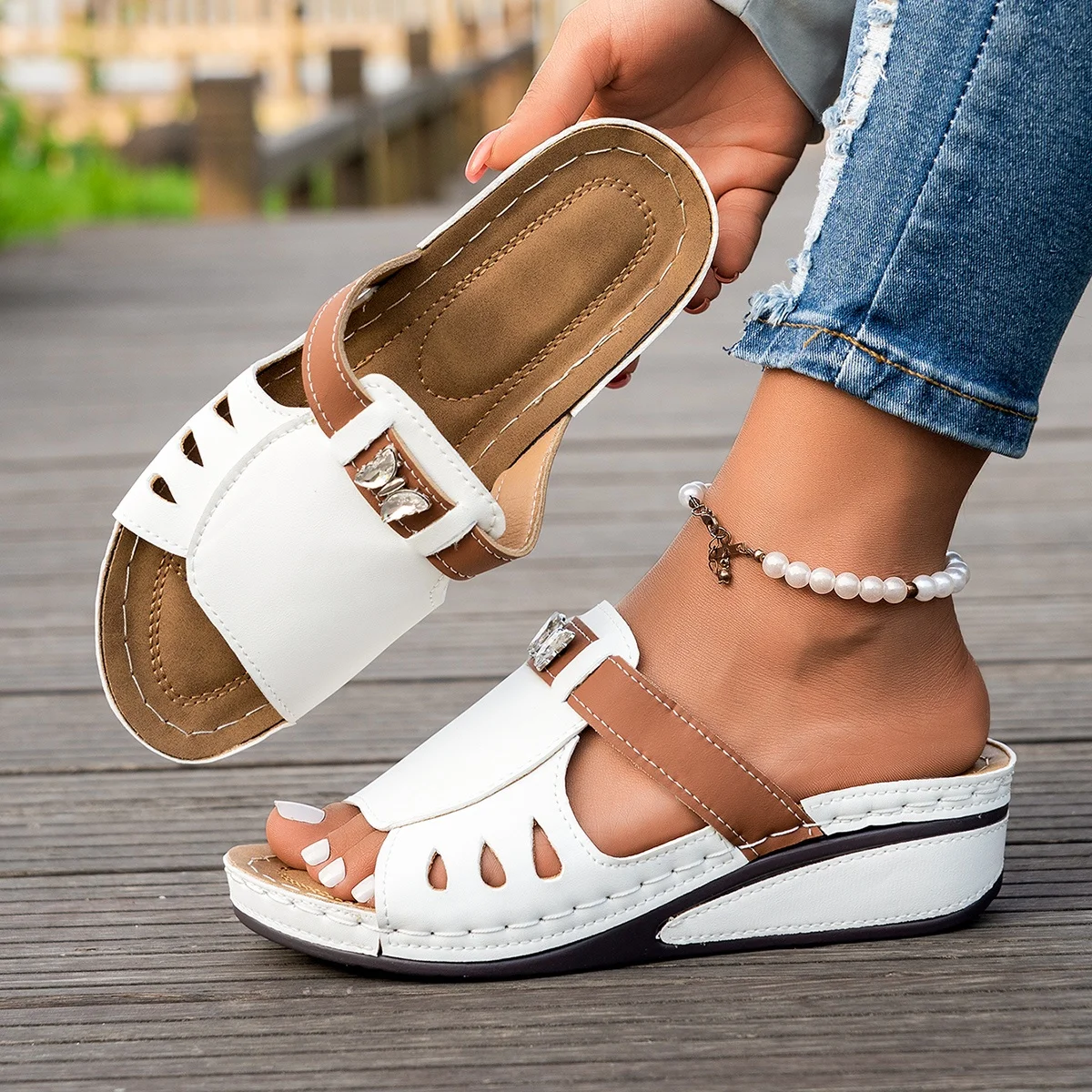 Damen Keilsandalen, 5cm Absatz, Cut-Out-Design mit Strass-Schnalle, Komfortable Slip-On Slides für Sommer Casual & Alltag