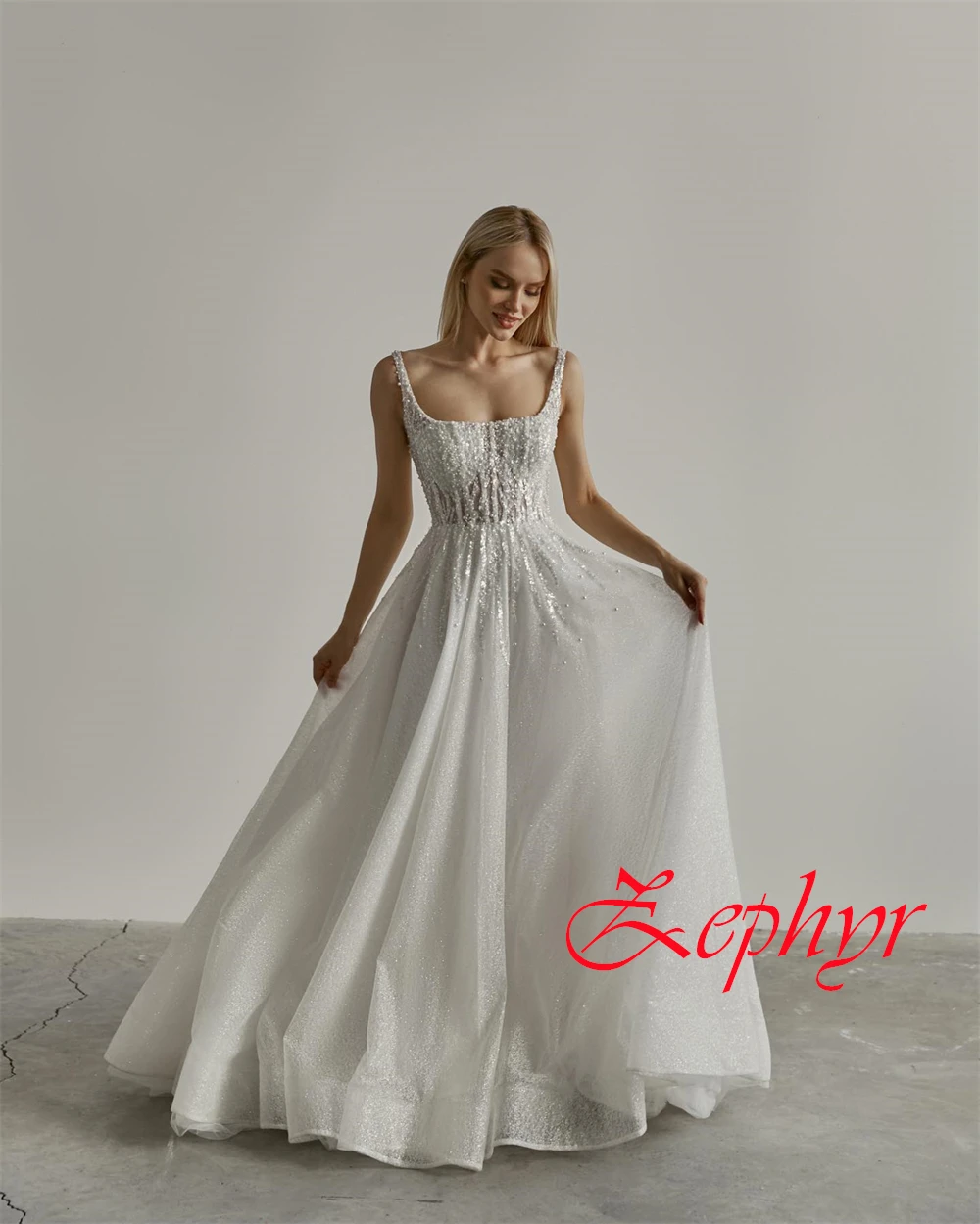 Maßgeschneidertes, hochwertiges weißes Organza-Hochzeitskleid, sexy, quadratischer Kragen, Spaghettiträger, ärmellos, Kapellenschleppe, Brautkleider