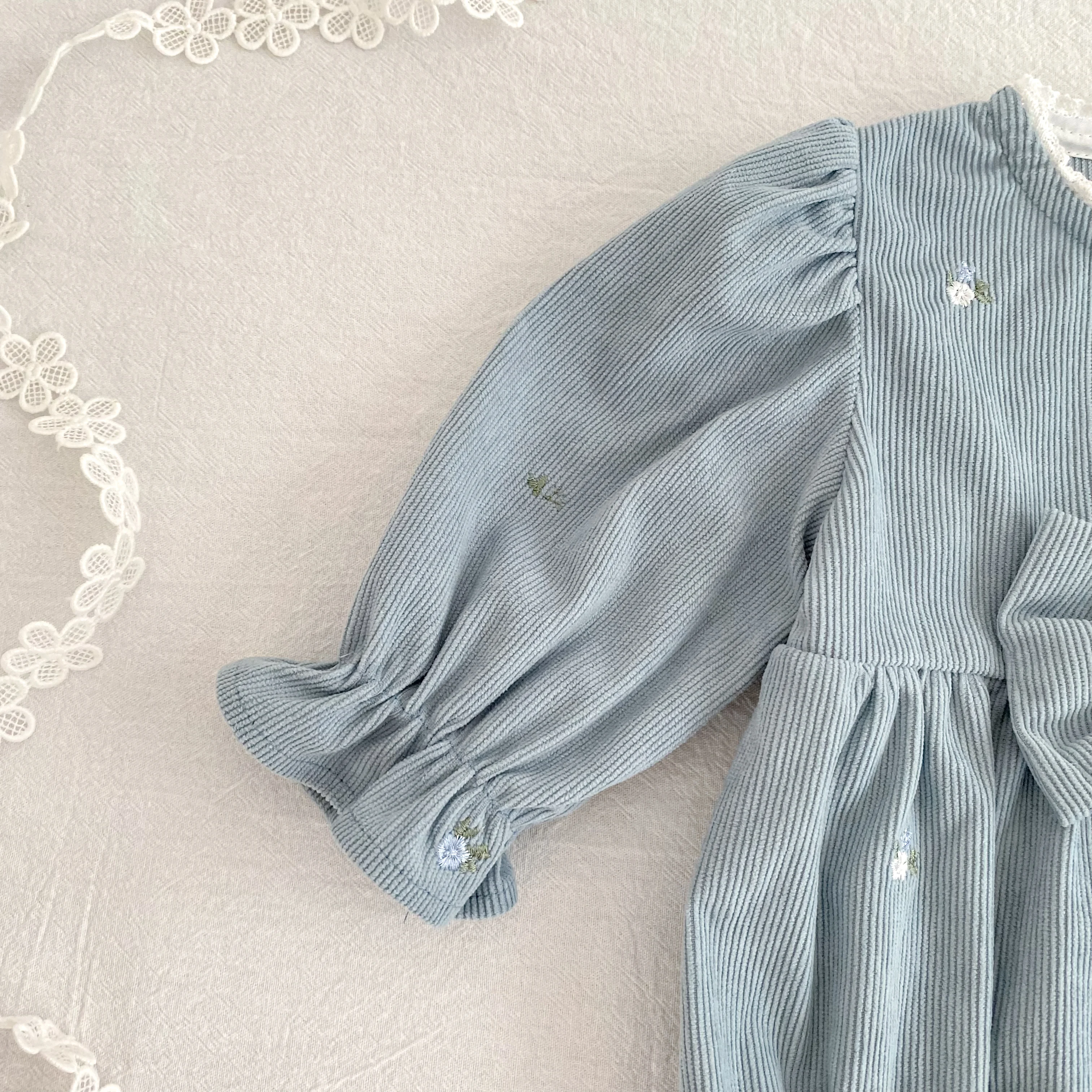 Baby-Strampler aus Cord mit langen Ärmeln, Blumenstickerei, großer Schleife und Rüschenbesatz, Neugeborenen-Bodysuit, Herbst-Babykleidung, 0-24 Monate – Detail 8