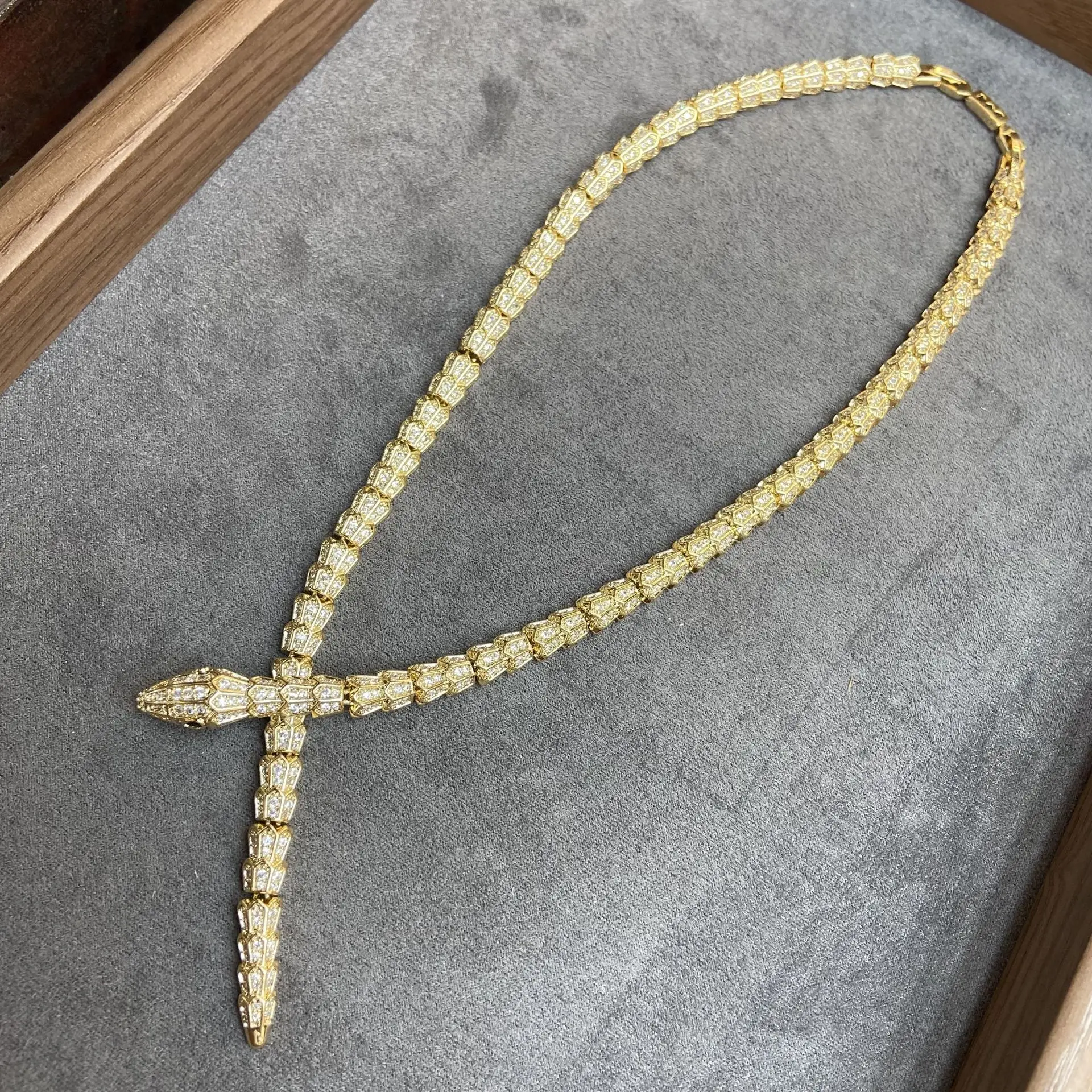 

Luxury Diamond Snake Ouroboros Bone Necklace Gold-Plated Collar Chain Sparkling Choker Jewelry Accessory Birthday Gift for Women