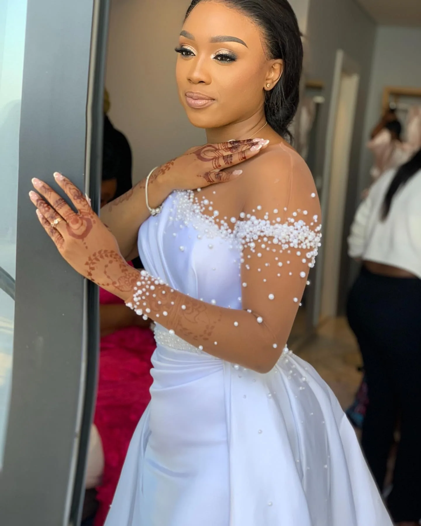 Maßgeschneidertes afrikanisches glitzerndes Perlen-Hochzeitskleid Vestidos De Novia Satin-Falten-Brautkleid mit abnehmbarer Schleppe