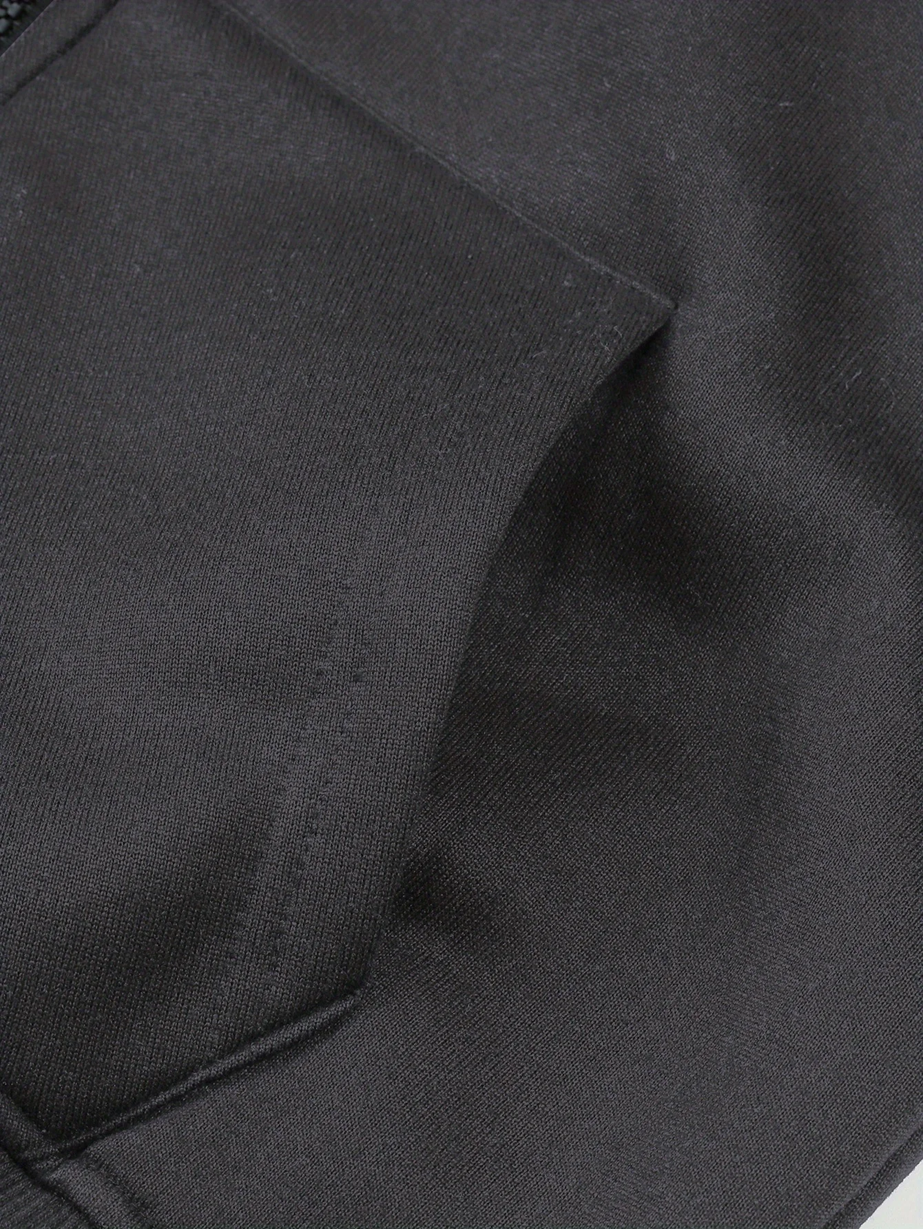 Motif 'Mickey Mouse' sous licence Disney, imprimé double face, sweat à capuche zippé avec cordon de serrage, sweat-shirt double poche.