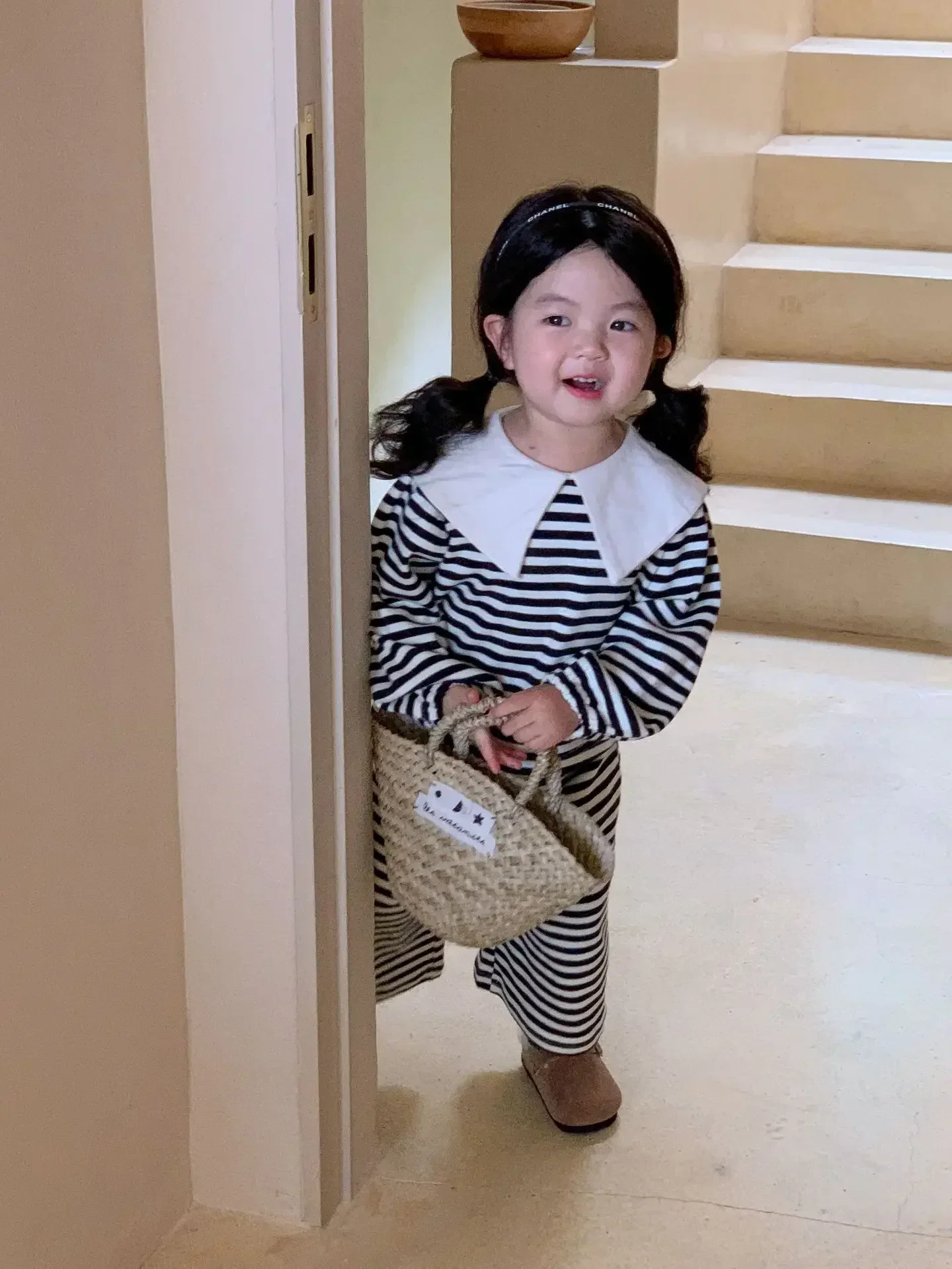 Kinderbekleidungssets, gestreiftes Oberteil mit großem Revers und weit geschnittene Hose, 2-teiliges Set, Baby-Mädchen-Outfit, Kleidung für Kleinkinder. – Detail 1