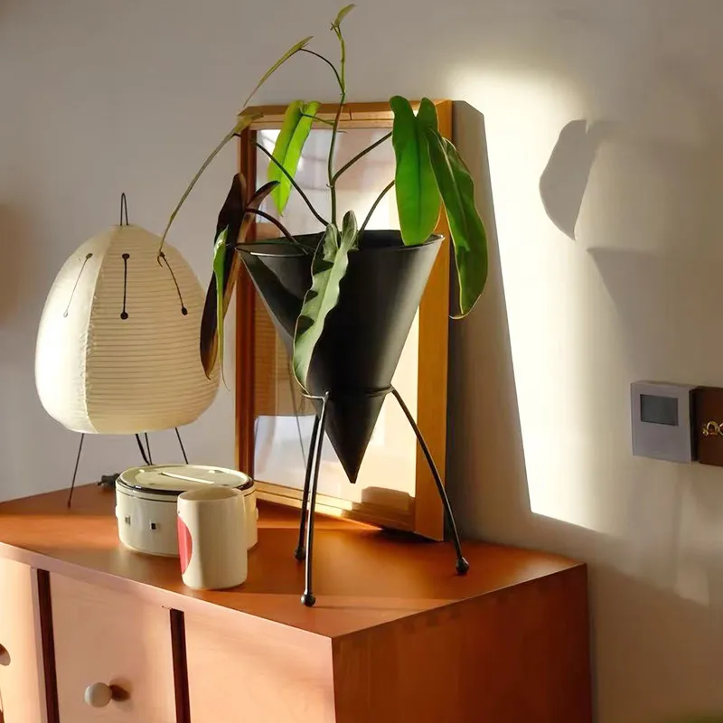 Minimalist Black Plant Shelves Tripod Metal Flower Stand Modern Circular Cone Shaped Display Shelf Creative Succulent Pot Holder