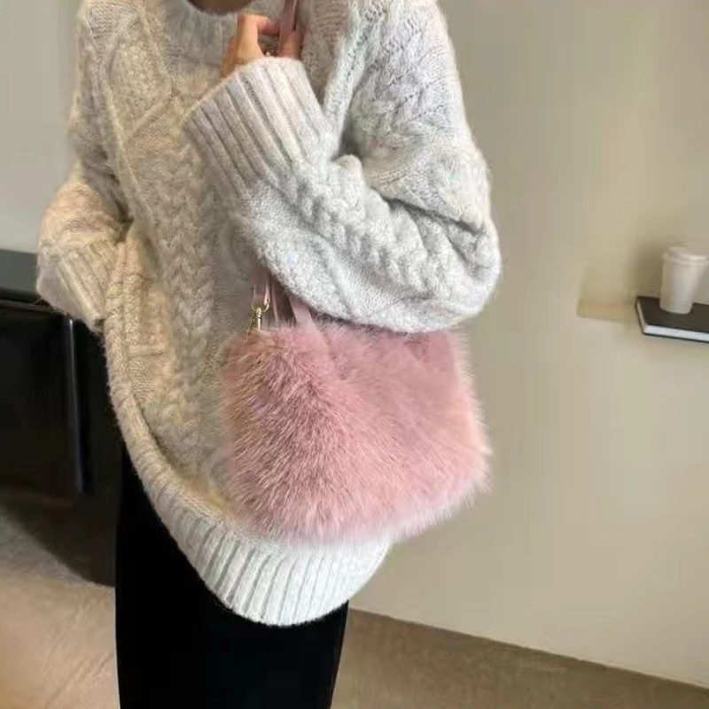 Faux Fur Toteกระเป๋าผู้หญิงPlush Luxury Designสุภาพสตรีกระเป๋าถือฤดูหนาวCrossbodyไหล่กระเป๋าBolsa Feminina 2025 ใหม่