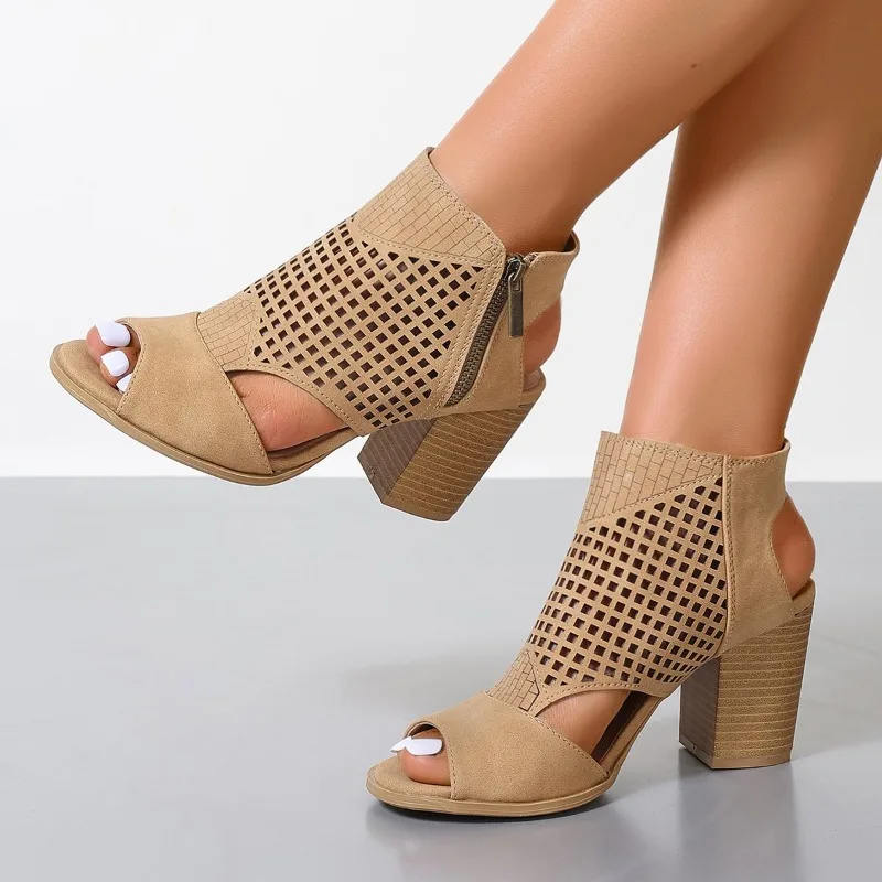

Женские летние дышащие босоножки с вырезами и открытой пяткой на массивном каблуке с боковой молнией