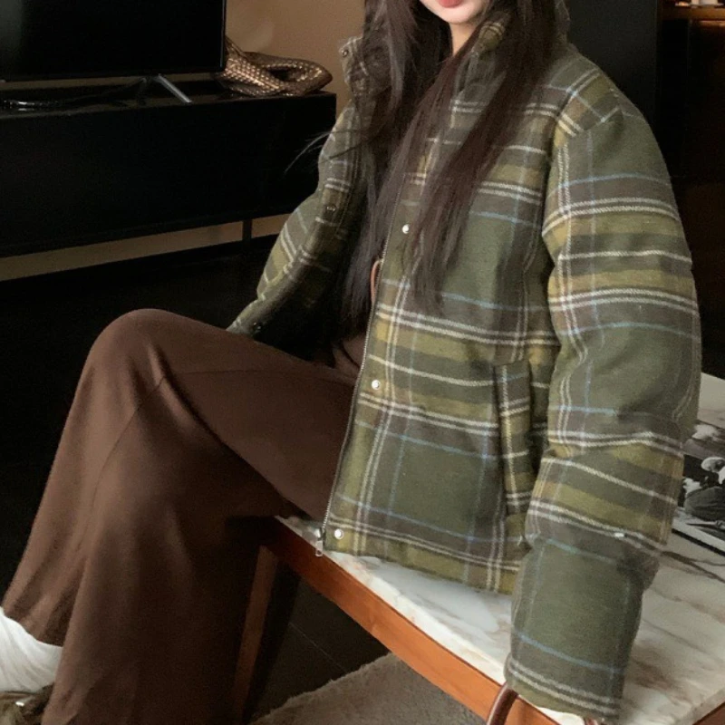 شتاء 2025 جديد قصير الوقوف الرقبة ملابس قطنية المرأة موضة عادية صغيرة سميكة منقوشة سترة