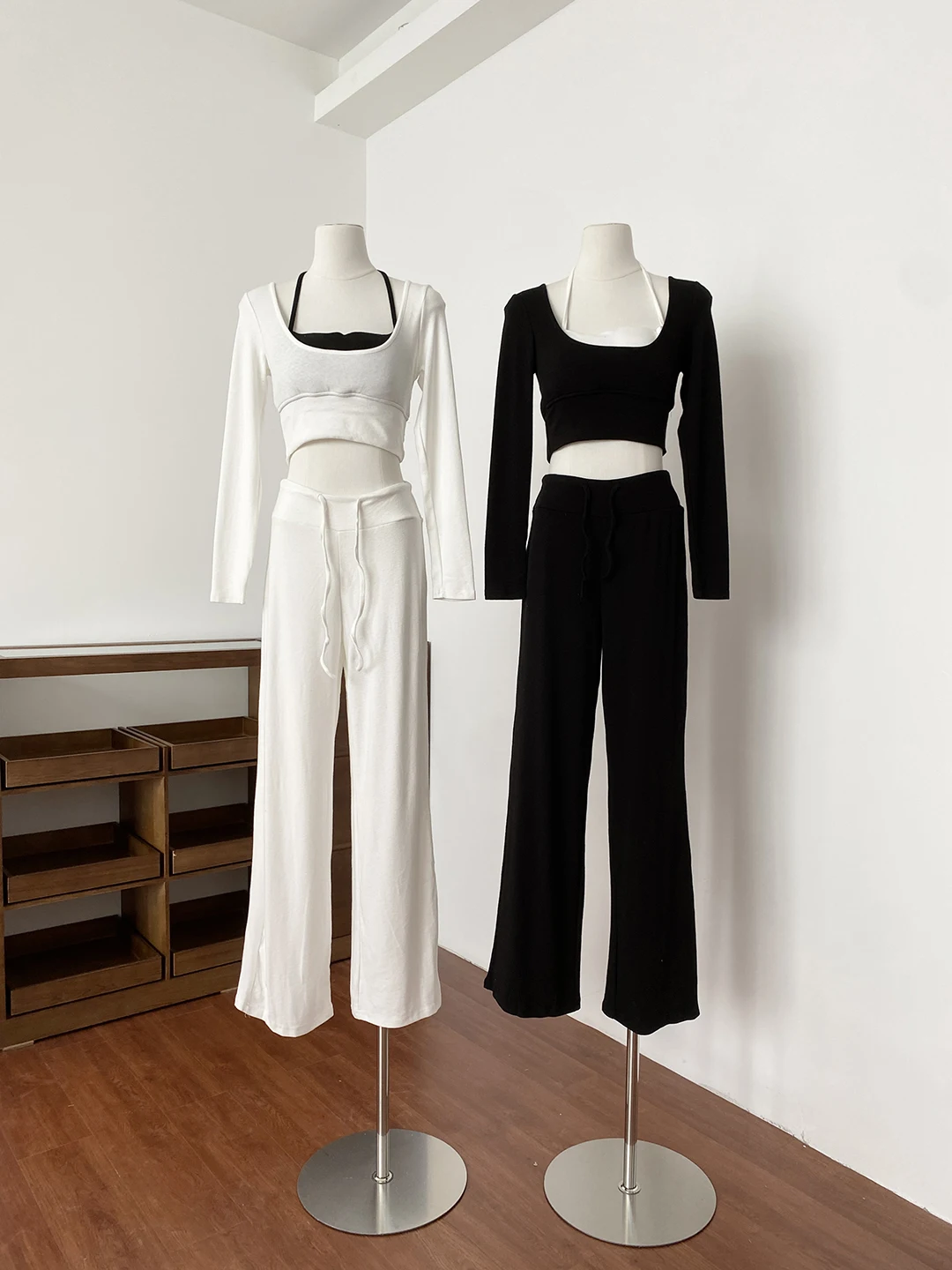 

Летний комплект 2026: женский топ с длинным рукавом в корейском стиле (имитация двойки) и повседневные брюки с высокой талией на шнурке