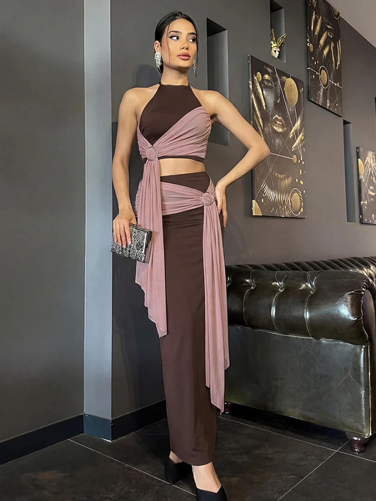 

Стильный комплект Leosoxs из 2 предметов: топ-халтер с металлическими кольцами, без спинки, на шнуровке, с кружевными вставками + юбка-карандаш персикового цвета с драпировкой, облегающий костюм