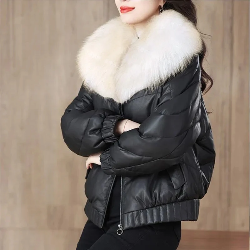 Piumino corto in cotone da donna Autunno/Inverno 2025 Addensare imitazione collo in pelliccia di volpe Giacche in cotone in pelle Cappotto da moto femminile