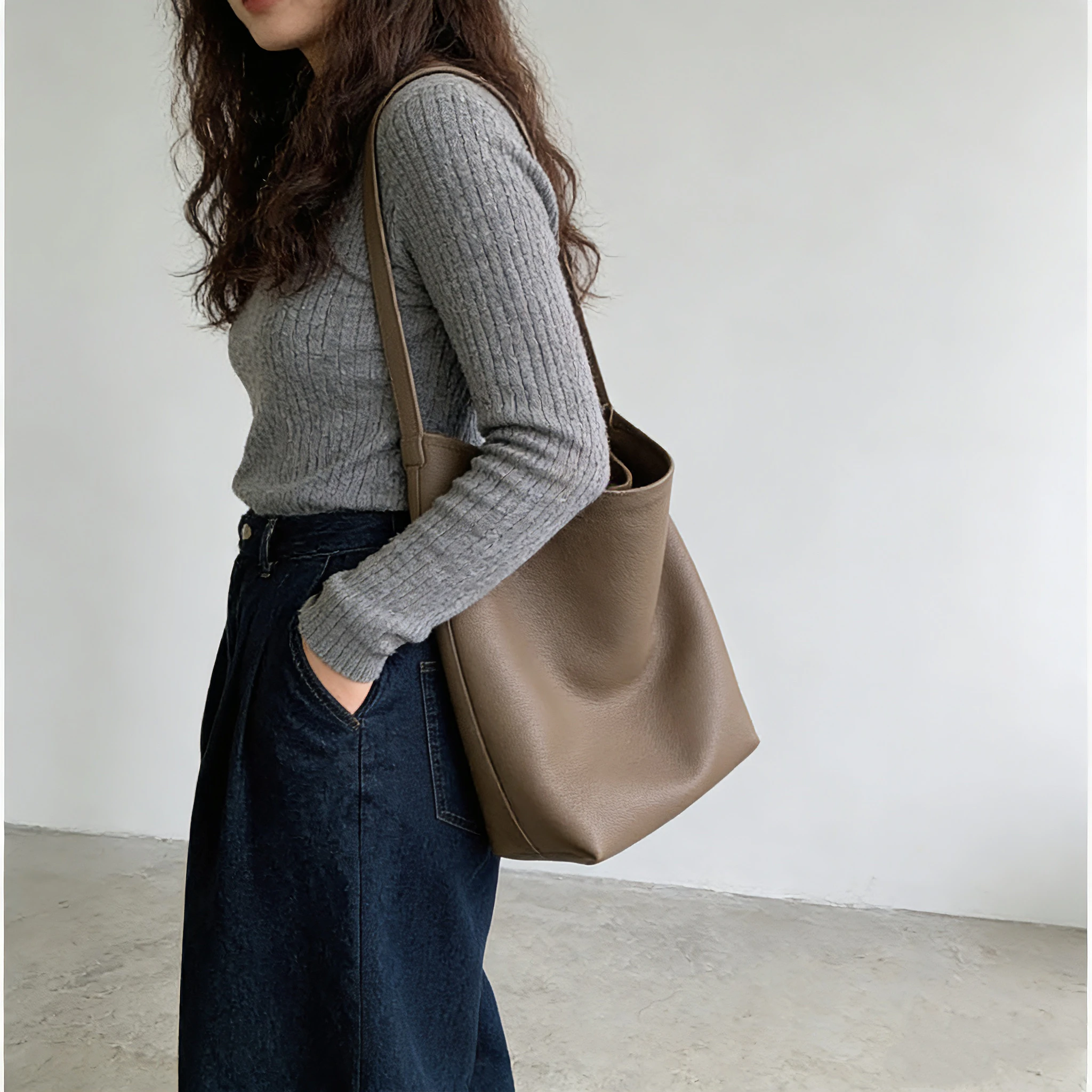 Minimalist Commute High-End Feel Top Layer Cowhide Water Bucket Bag Tote Large Capacity Computer Bag