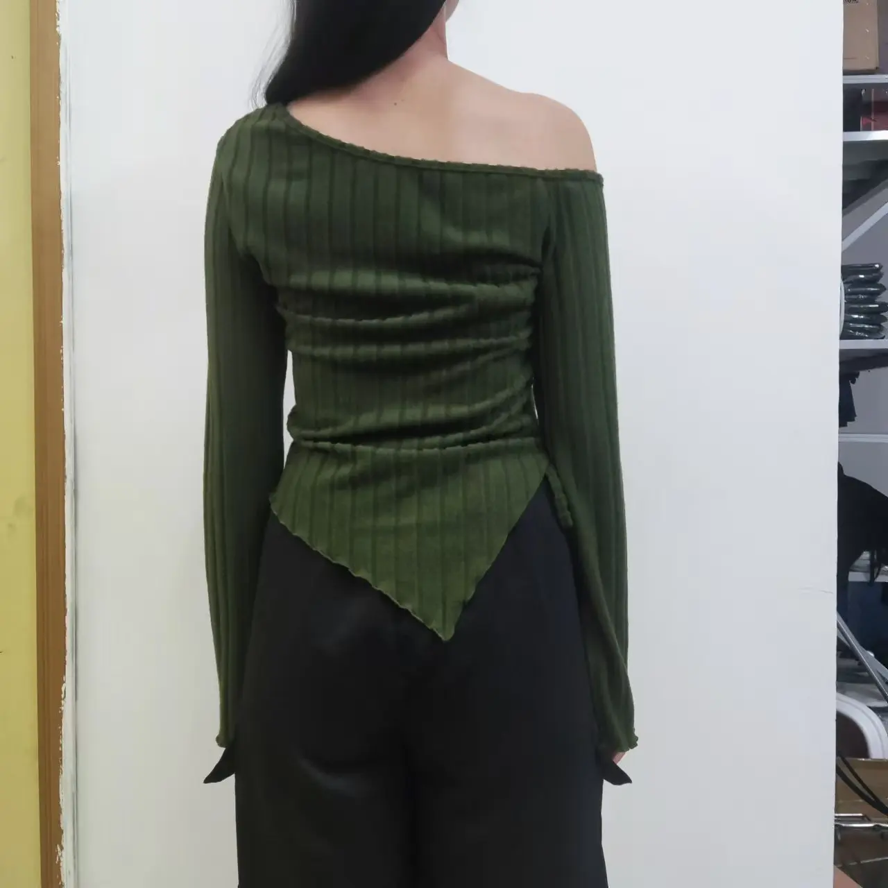 Damen Einfarbiges Schulterfreies Langarm-Shirt mit Asymmetrischem Schnitt, Elegantes Casual Street-Style Top mit Trompetenärmeln – Detail 11