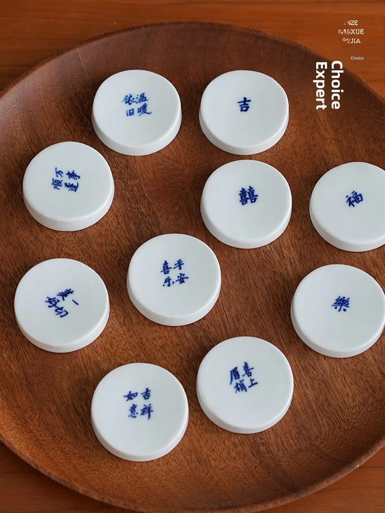 

Подставка для палочек из высокотемпературного фарфора с ручной росписью в сине-белых тонах, дизайн «Поэзия и каллиграфия» от Zhejiang Scholar