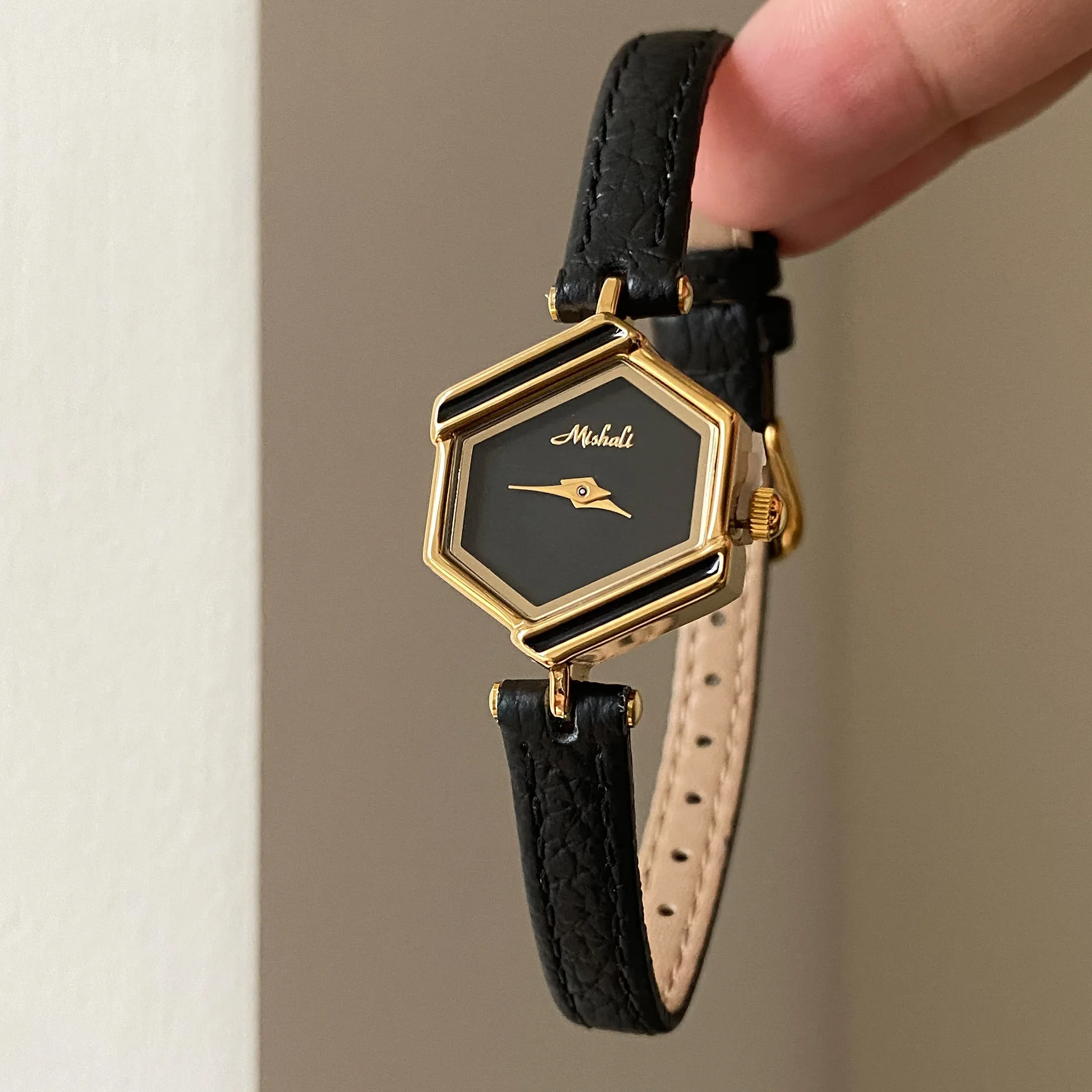2026 Luxurious Design Diamond Watch Fashion Niche High-End Commuting Casual Temperament Versatile Quartz Watch Women’s Gift