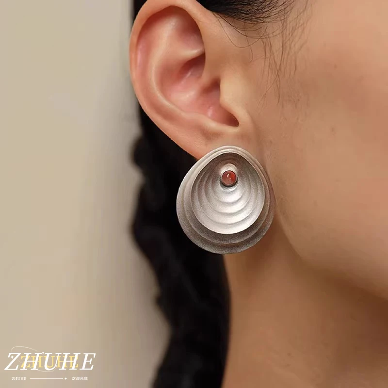 

Fashionable Women’s Jewelry Accessories: Artistic Copper-Material Ripple Earrings, Eye-Catching Red Gem Decoration, Versatile
