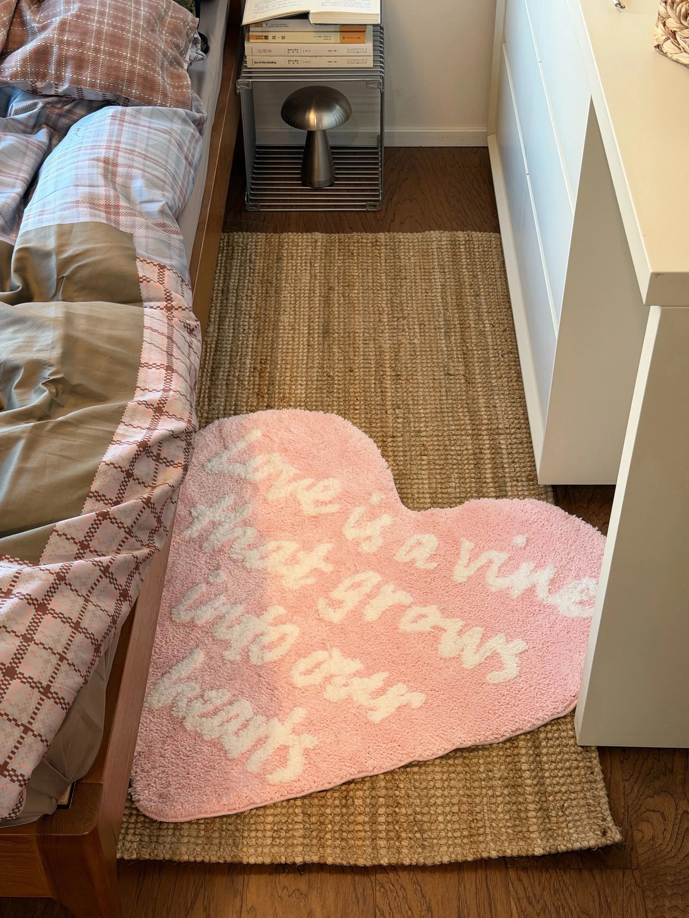 Retro Heart Shaped Flocking Carpet Thickened Bedroom Living Room TV Sofa Mat Anti Slip Noise Reduction Handmade Weaving