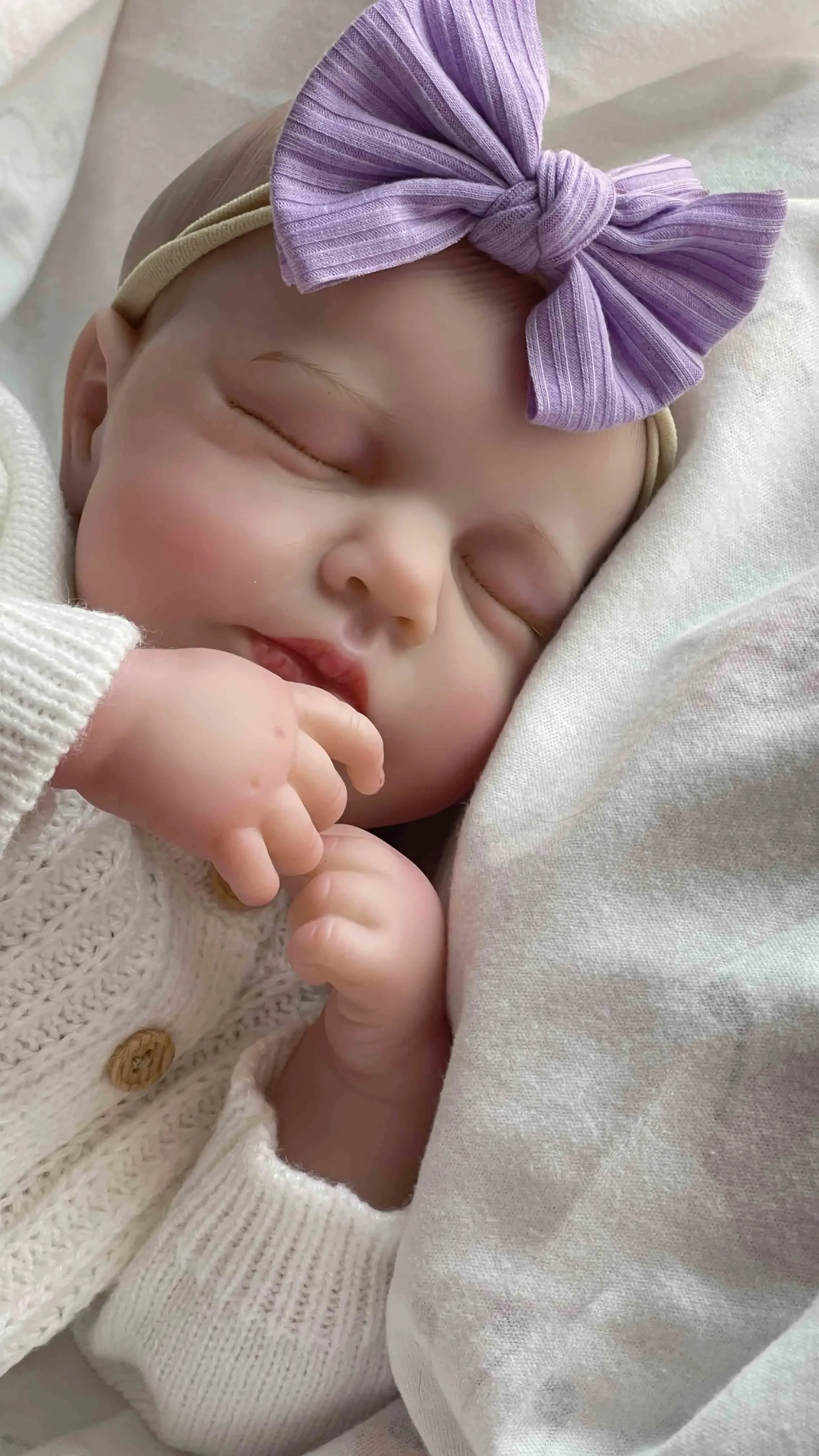 Lalka Reborn Loulou z miękkiego materiału/pełnymi winylowymi ramionami, 19 cali, realistyczna, z wielowarstwową malowaną skórą, ręcznie malowanymi włosami i widocznymi żyłkami.