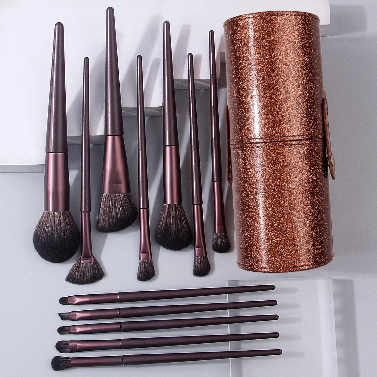Ein hochwertiges 12-teiliges Make-up-Pinsel-Set mit Aufbewahrungseimer, weichen und hochwertigen Faserborsten und tragbaren Reise-Make-up-Werkzeugen
