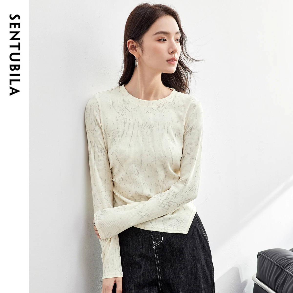 SENTUBILA القطن تي شيرت مطبوع المرأة طيات غير النظامية محبوك الجولة الرقبة طويلة الأكمام بسيطة المحاصيل القمم 2025 ربيع 151T58434