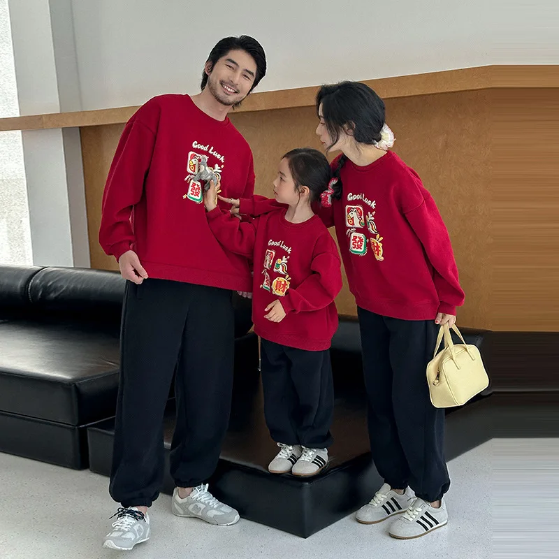 ‌2026 Winter Red Fleece Hoodie Family Matching Set New Year Horse Lucky Outfit Parents Kids Plush Pullover Sweatshirt Round Neck