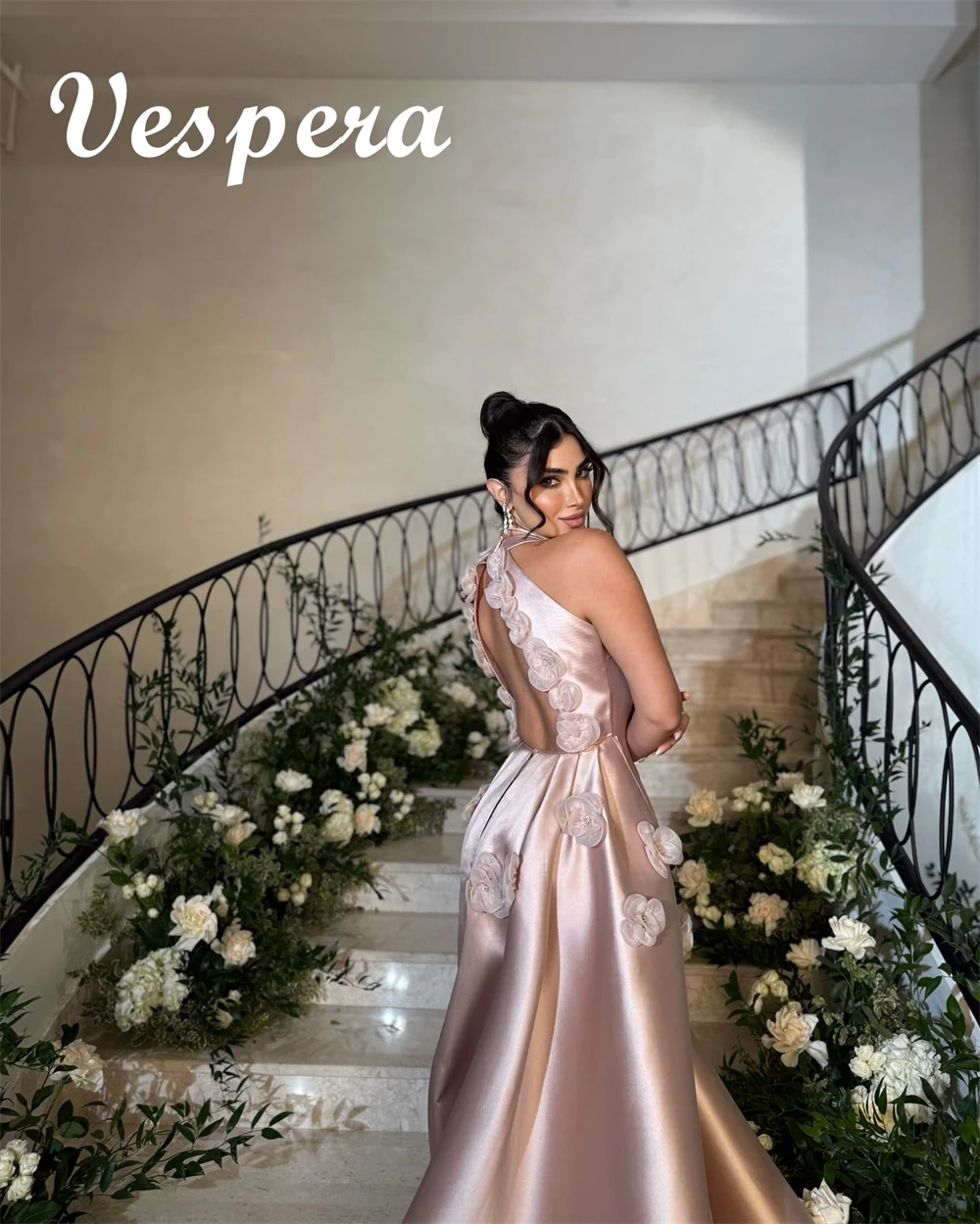 Sukienki wieczorowe satynowe wysokiej jakości szyte na miarę, wykwintne sukienki na powrót do domu bez rękawów typu halter, klasyczne suknie na specjalne okazje.