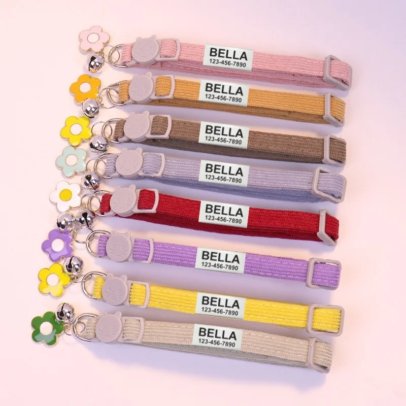 Colar de gato com nome personalizado, flor de veludo separável, identificação personalizada com sino, produtos para animais de estimação, pequenos suprimentos ajustáveis para gatinhos