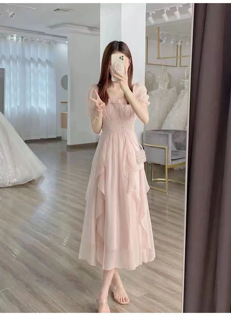Französisches Damenkleid in Rosa mit eckigem Ausschnitt und Rüschenkante, Sommerkleid mit hoher Taille und schmaler Passform, zartes Feenkleid für den Urlaub – Detail 9