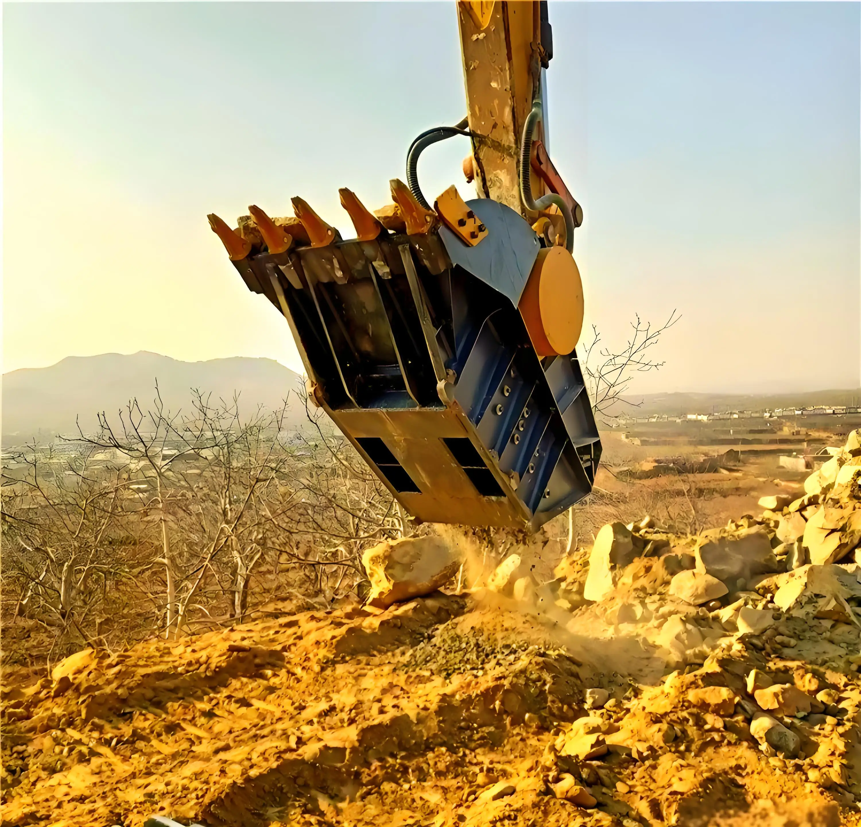 Heavy Equipment With Bucket - Caçamba Britadora Hidráulica para Escavadeira: Acessório