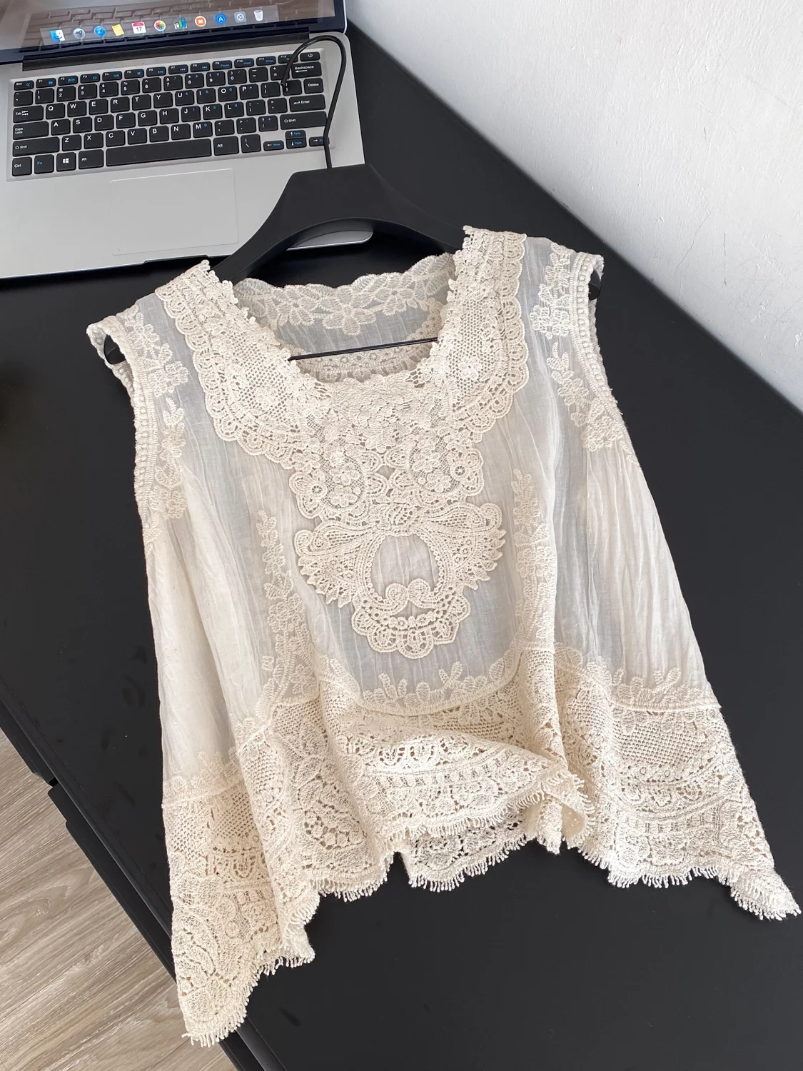 

Lace Embroidery V-Neck Women's Vest Summer Outdoor Commuting Style Embroidered Tank Top Underwear Casual Pure Color