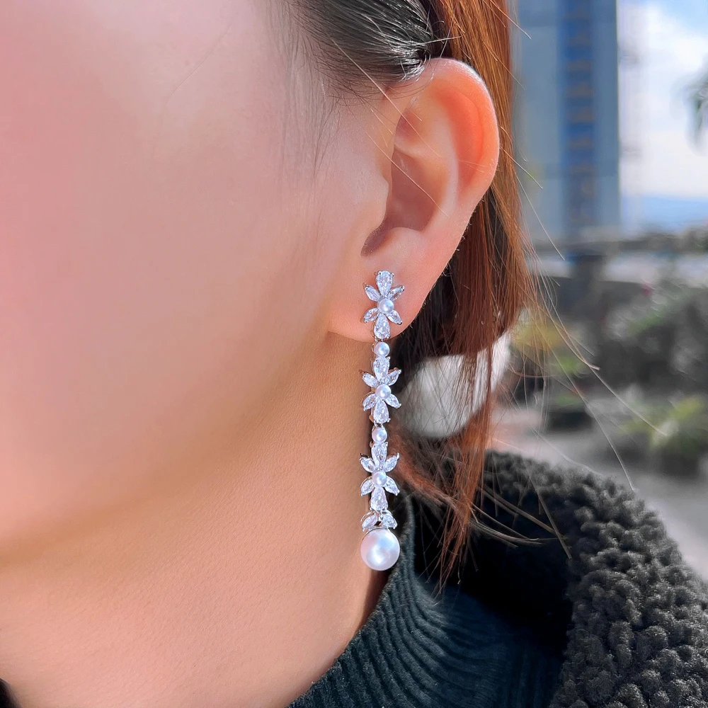 CWWZircons Glänzende weiße CZ-Silberfarbene lange hängende Perlen-Blumen-Blatt-Zirkonia-Ohrringe für Damen, Hochzeit, Großhandel E0916 – Detail 3