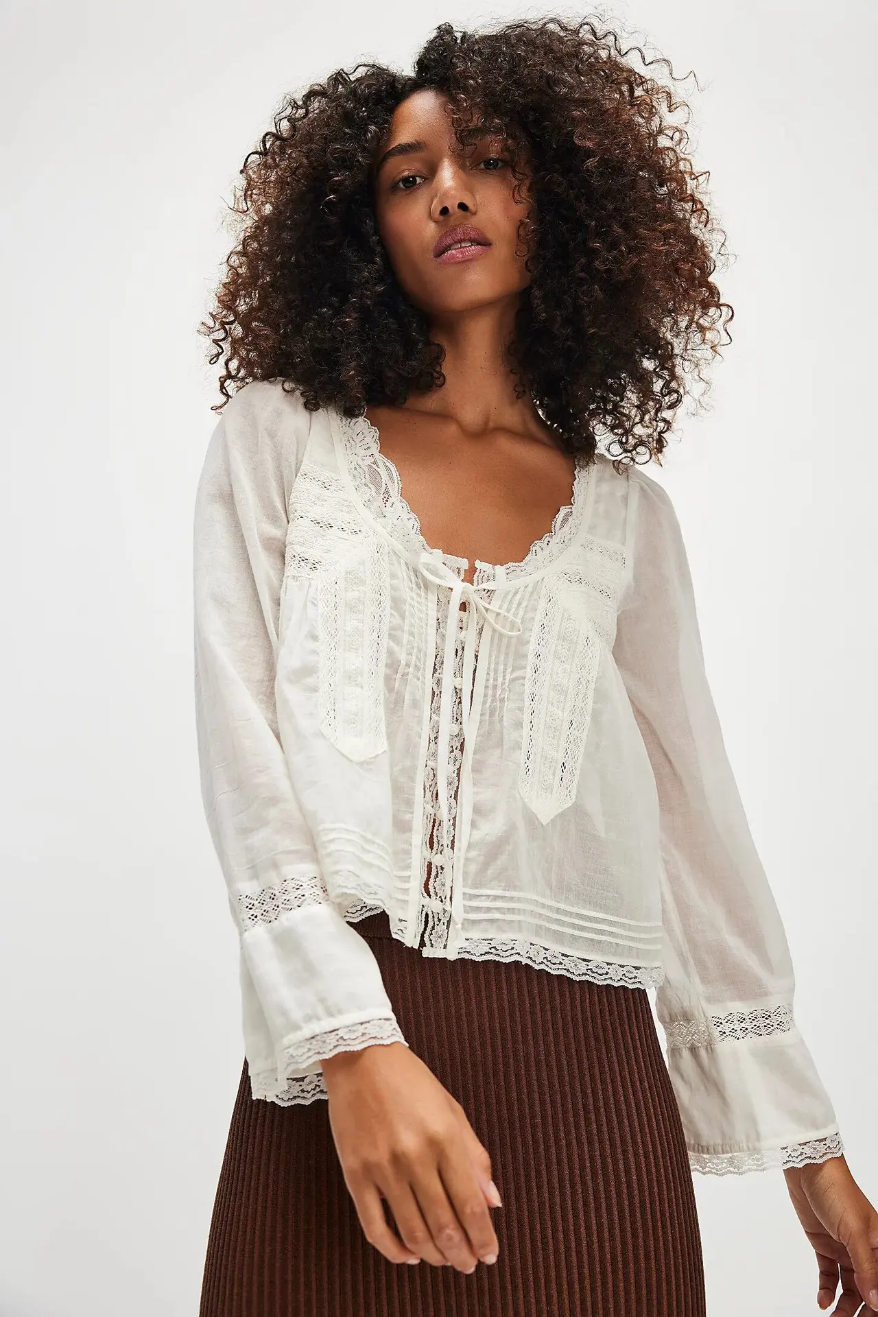 Damen-Bluse im französischen Nischenstil mit U-Ausschnitt, Spitze, kurzer Länge, vorne gebunden, ausgestellte lange Ärmel, Vintage, leicht, lässig – Detail 2