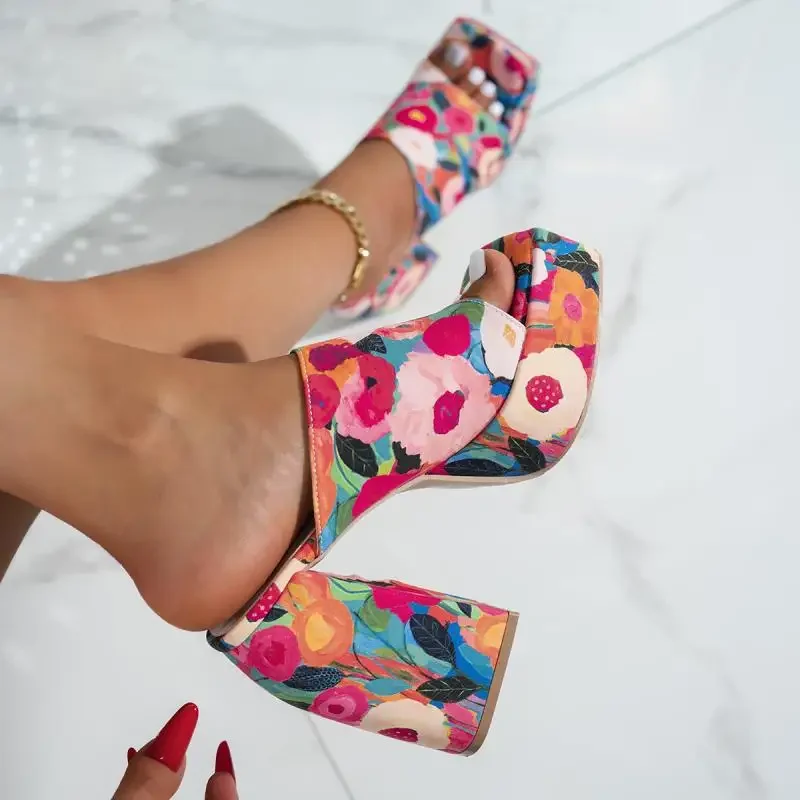 العلامة التجارية تصميم زهرة الطباعة الانزلاق على الصنادل منصة مكتنزة سوبر عالية الكعب النعال النساء 2025 الصيف موضة شباشب لخارج المنزل