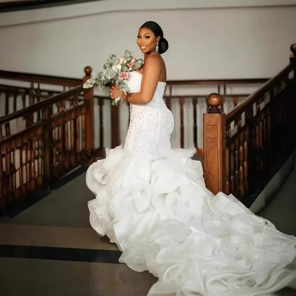 Maßgeschneiderte Luxuriöse Weiße Meerjungfrau-Brautkleider in Übergrößen Afrikanische Mehrlagige Perlen Rückenfreies Hochzeitskleid Sweetheart-Ausschnitt Vestido De Noiva – Detail 4