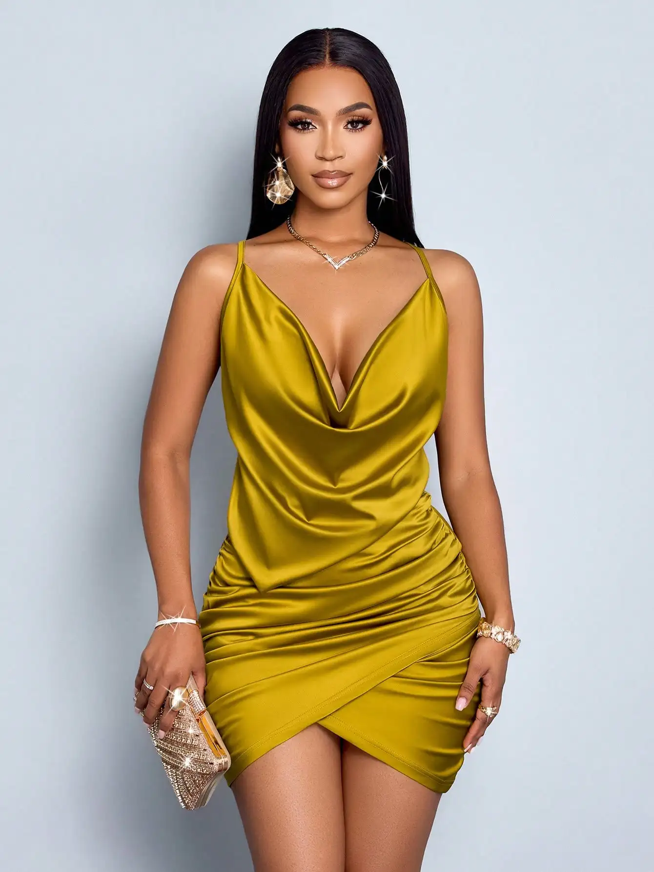 Robe moulante en satin vert olive avec col en V drapé et détails froncés pour la soirée