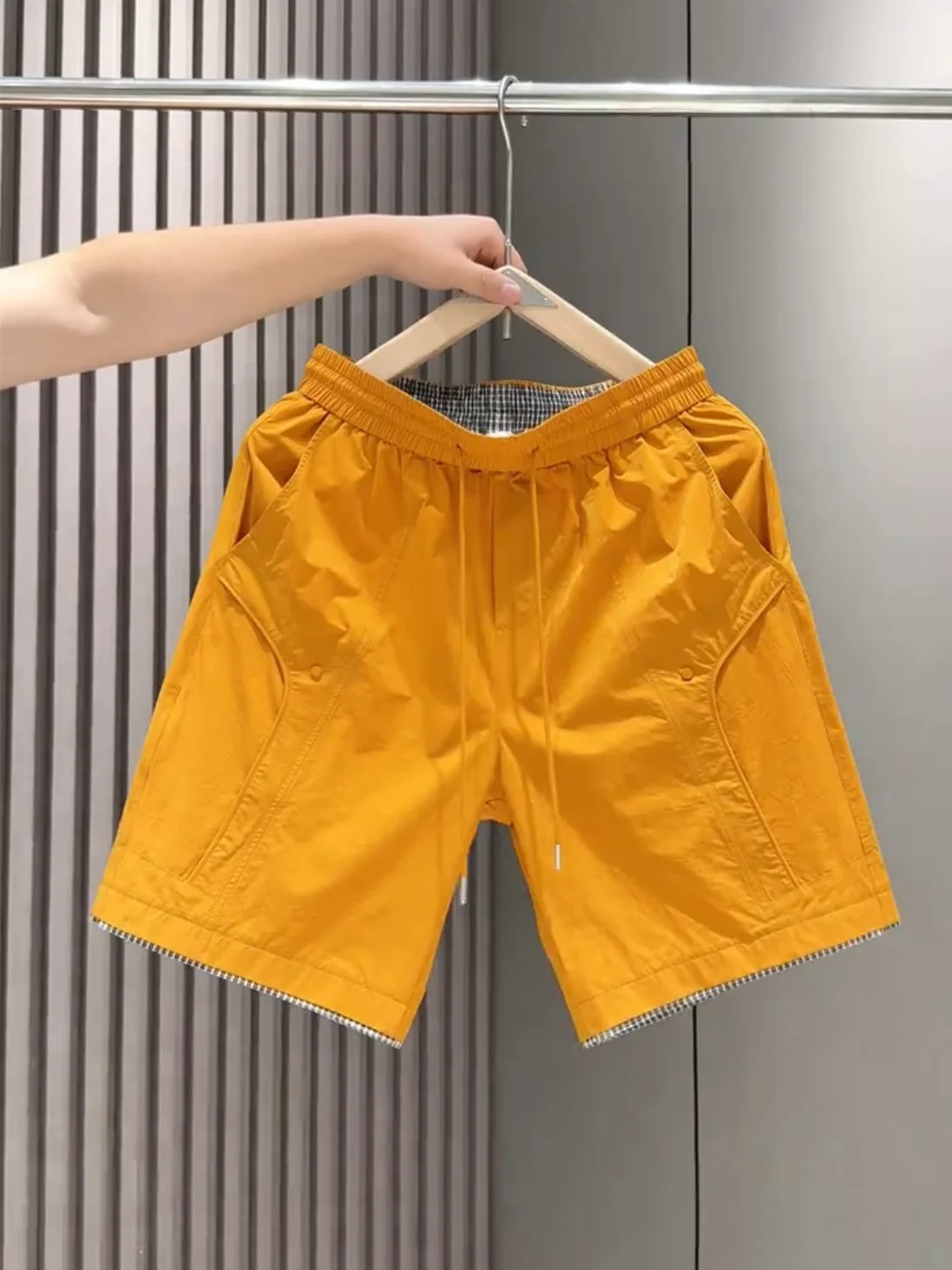 

Men's Summer Fashionable Minimalist Plaid Splicing Design Quick Dry Casual Five-Quarter Length Shorts Polyester Fiber Shorts