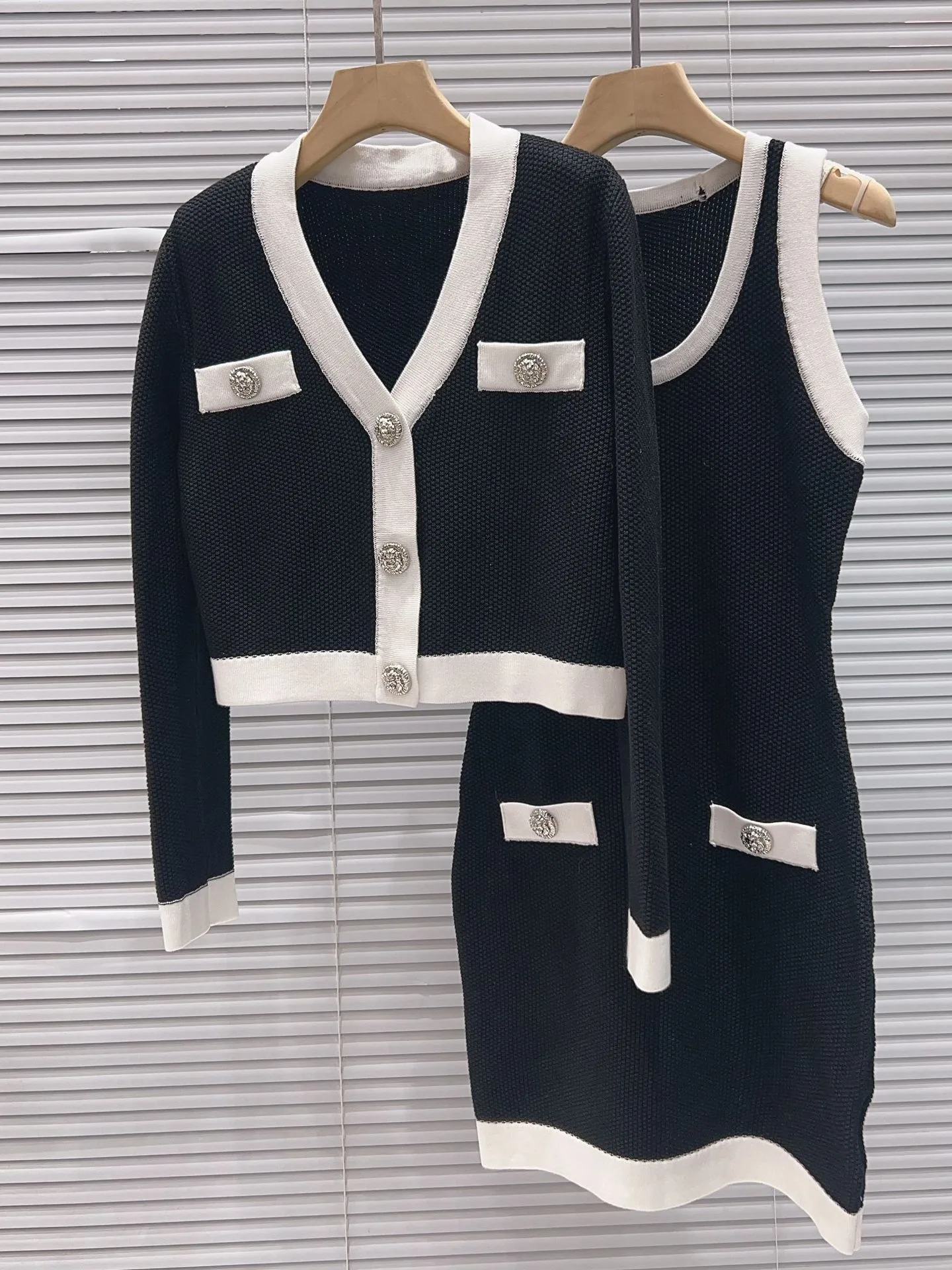 High-End Knitted Dress And Cardigan Set with Gold Buckle Color Block Parisian Luxury Style Four Seasons Women's Fashion Set