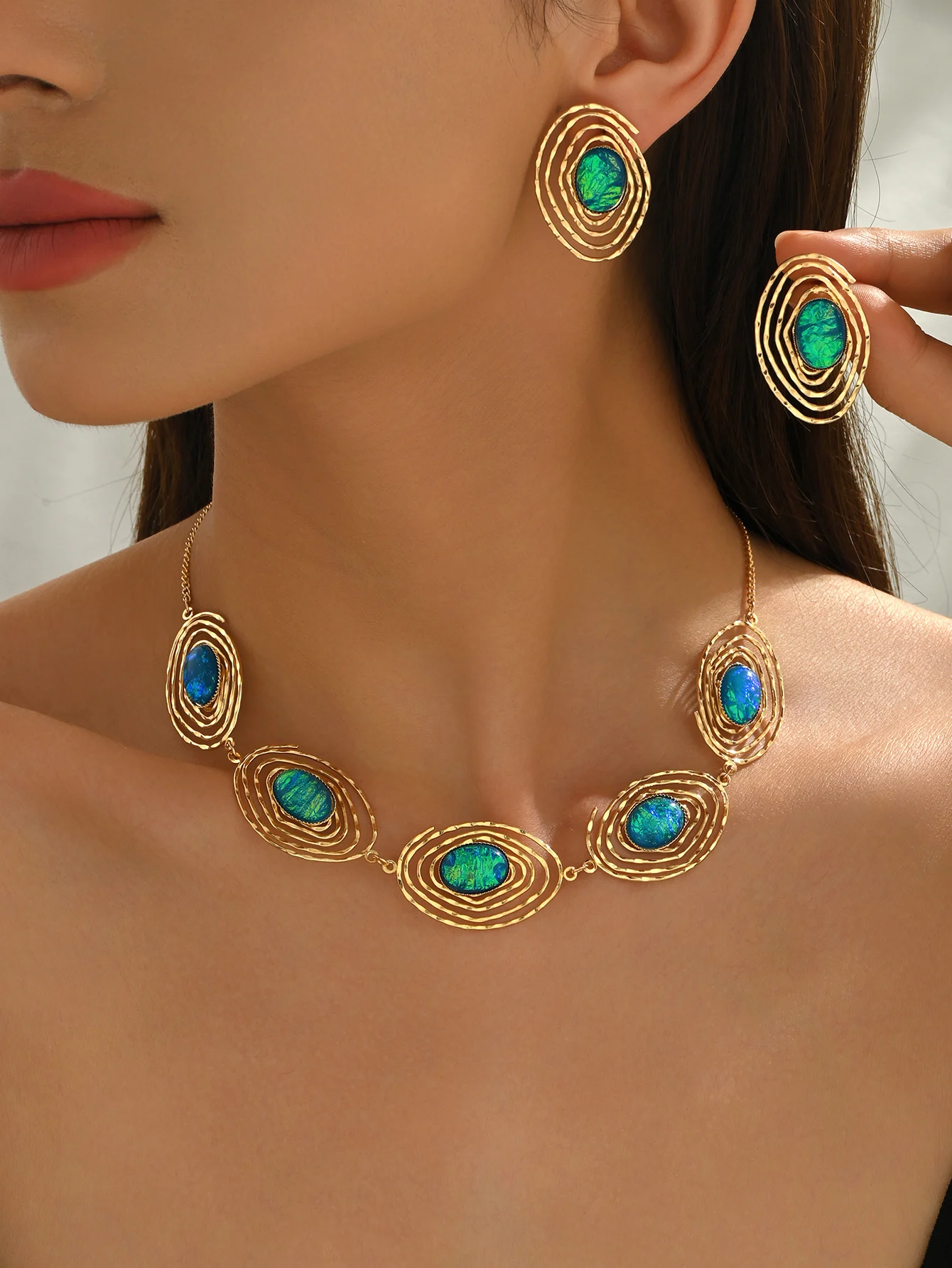 A Set of Fashionable Ethnic Bohemian Style Turkish Creative Color-Changing Blue Eye Spiral Pattern Necklace and Earring Set Suitable for Women's Daily Wear, Detox Parties, and Festivals, Jewelry Gift for Girlfriend