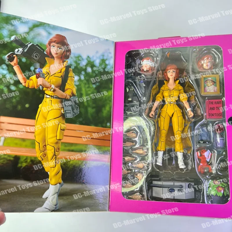 Neca Versione 2.0 Vestiti gialli Reporter femminile Tmnt Tartarughe Anime Action Figure Doll Figurine Modello per bambini Regali personalizzati Giocattoli