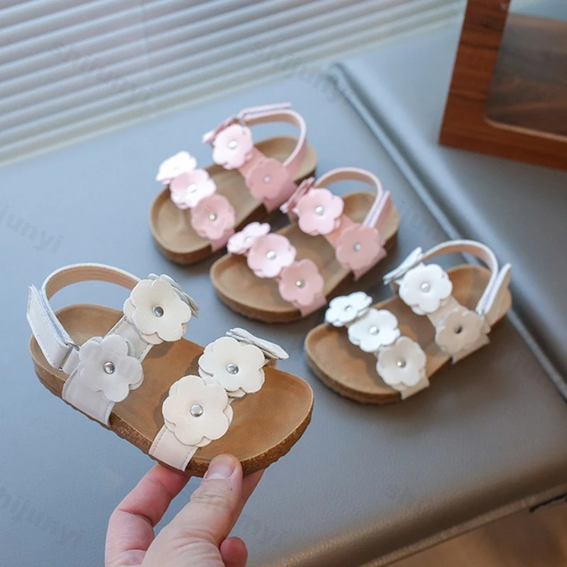 

Модные повседневные сандалии для девочек, новинка лета 2024, удобная милая обувь принцессы с цветочным дизайном, детская пляжная обувь на мягкой подошве