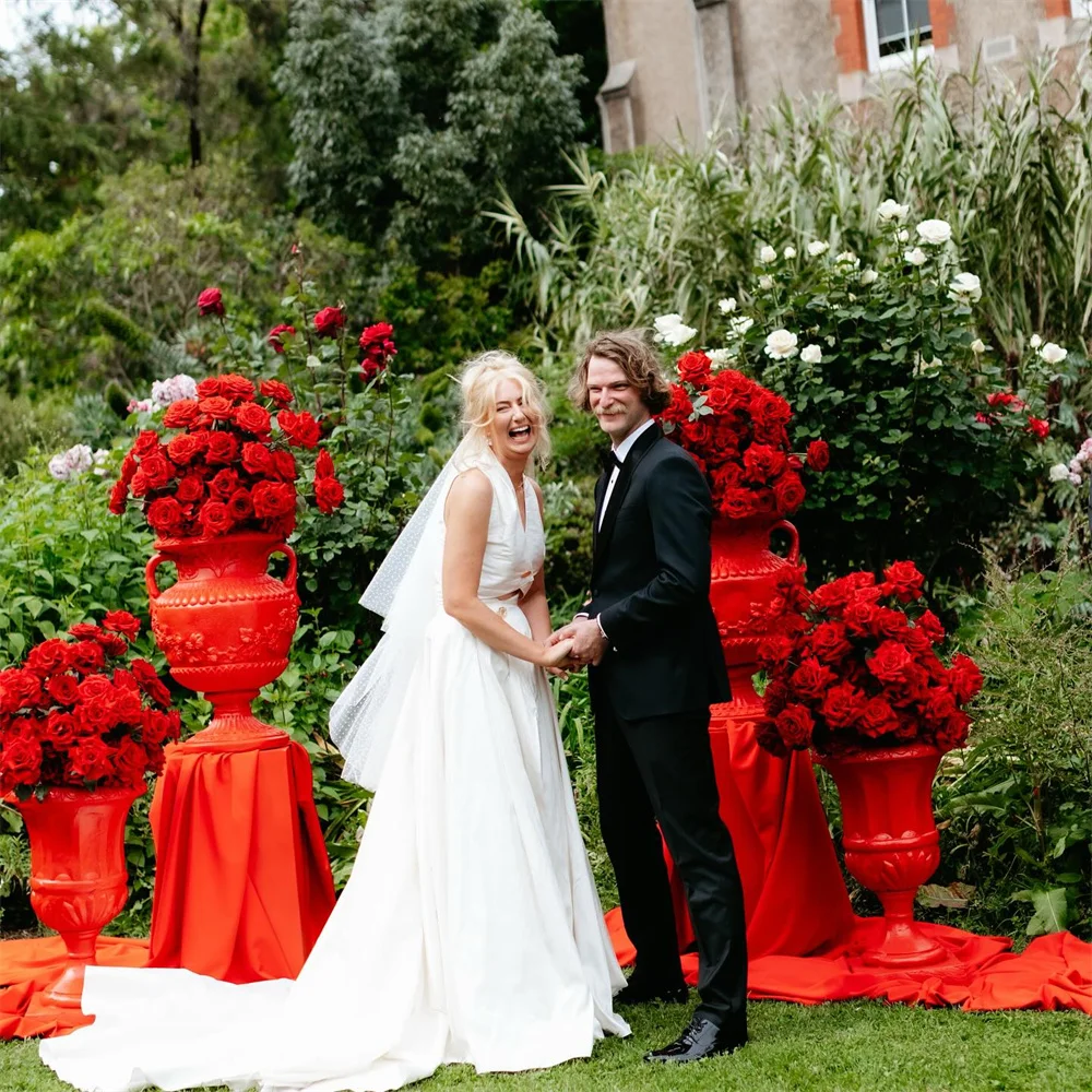 Tokyo Maßgeschneiderte weiße Brautkleider mit V-Ausschnitt, ärmellose Hofschleppe-Brautkleider 2025, elegante A-Linien-Hochzeitskleider mit Reißverschluss hinten