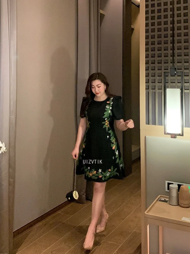 فستان حفلة موسيقية قصير أنيق بالإضافة إلى حجم الرقبة المستديرة قصيرة الأكمام تنورة صغيرة الملابس النسائية التطريز المطبوعة الماس المنقع اللباس