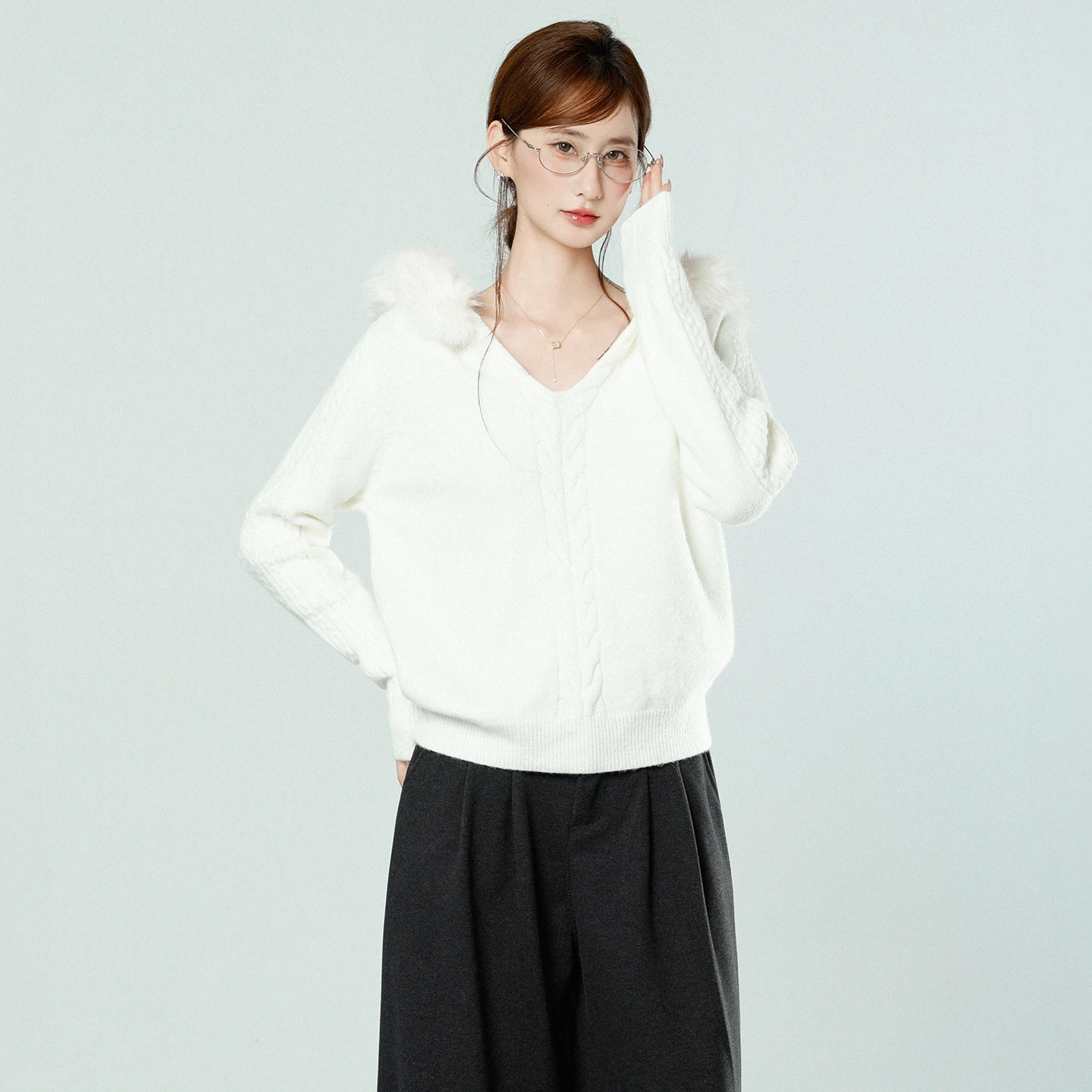 Maglione con cappuccio da donna con collo in pelliccia, nuovo design per la primavera/autunno, camicia lavorata a maglia con torsioni di pasta fritta e vestibilità slim