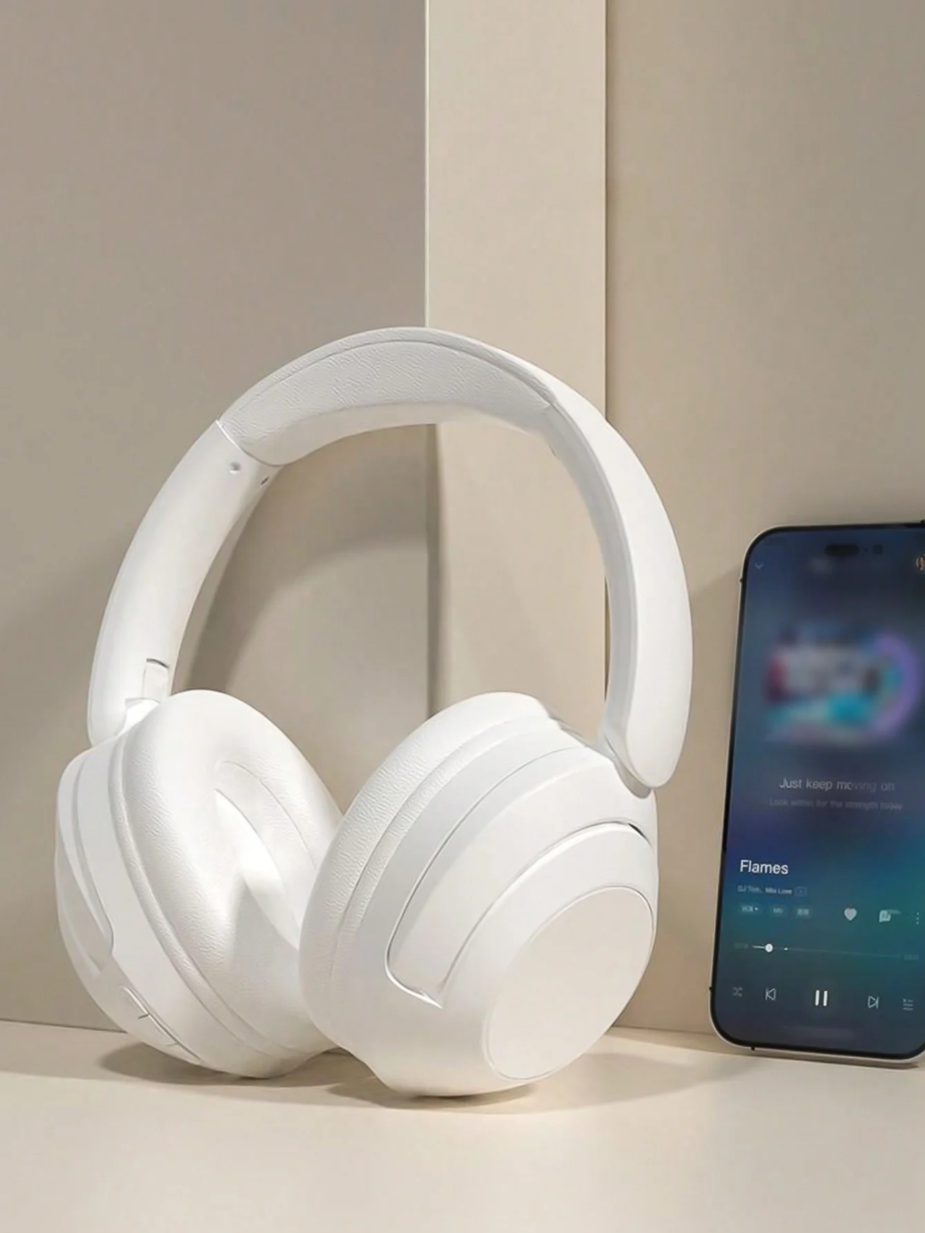 Casque audio sans fil Bluetooth circumaural, son surround 3D avec basses profondes, autonomie longue durée, faible latence, rotatif et pliable pour le jeu et le sport.