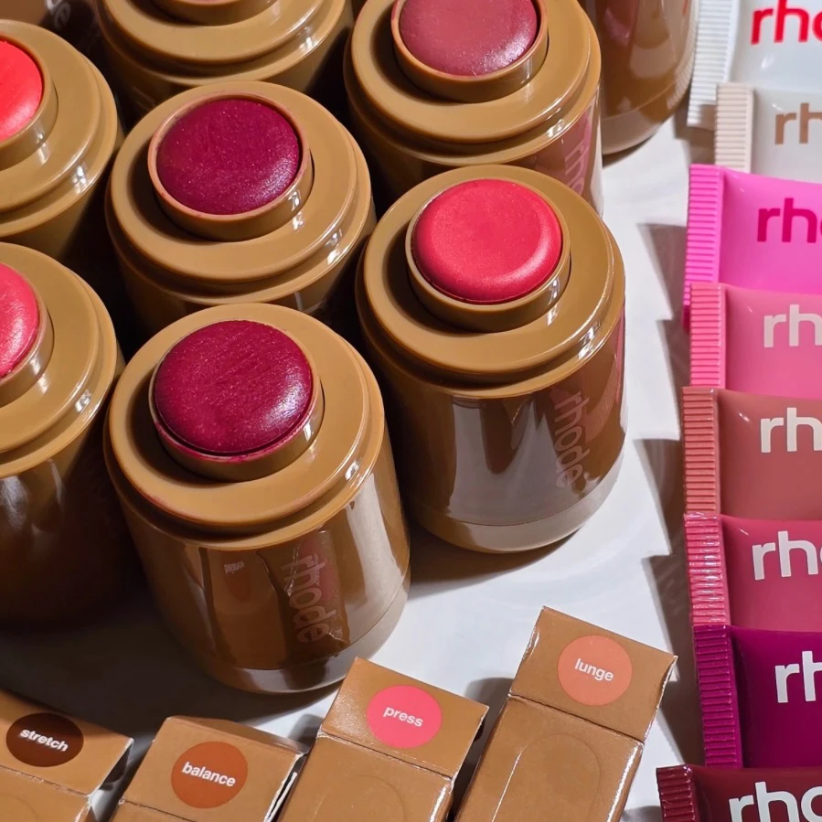 Rhode Skin Balm Candy Apple Lip Gloss Spicy Marg Teacup Pocket Blush Stick, Colorete en Barra de Larga Duración, Resistente al Agua, Hidratante, Lápiz Labial