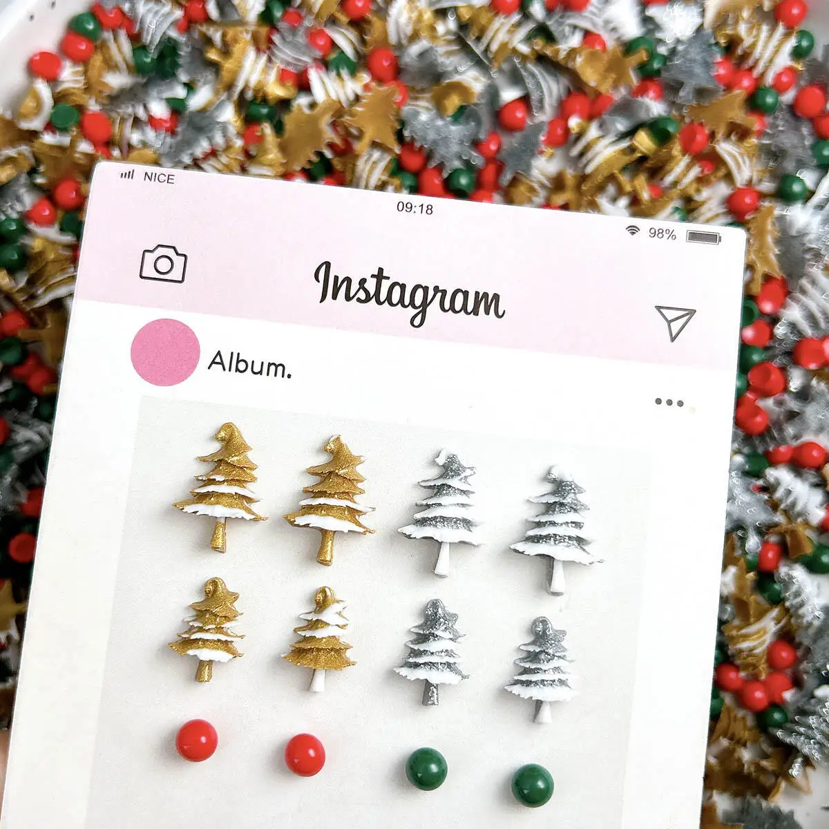 ชาร์มตกแต่งเล็บรูปต้นคริสต์มาสขนาดเล็กทำจากเรซิ่น 50 ชิ้น ลูกปัดสีแดงและสีเขียวแบบก้นแบน สำหรับตกแต่งเล็บทำเอง