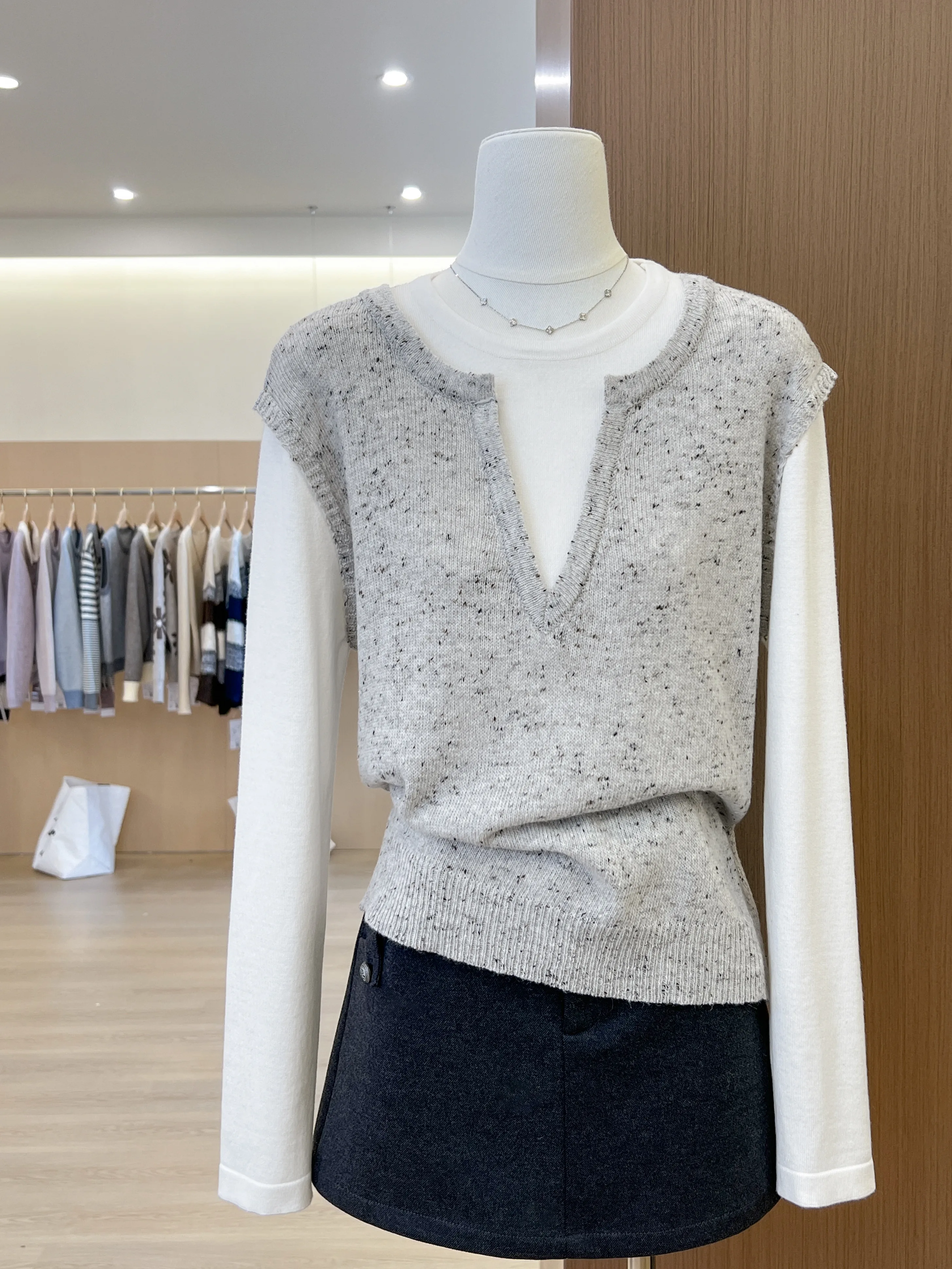 한국 스타일 기품 있는 니치 페이크 투피스 긴팔 니트 스웨터 2025 가을 신상 고급스러운 대비 색상