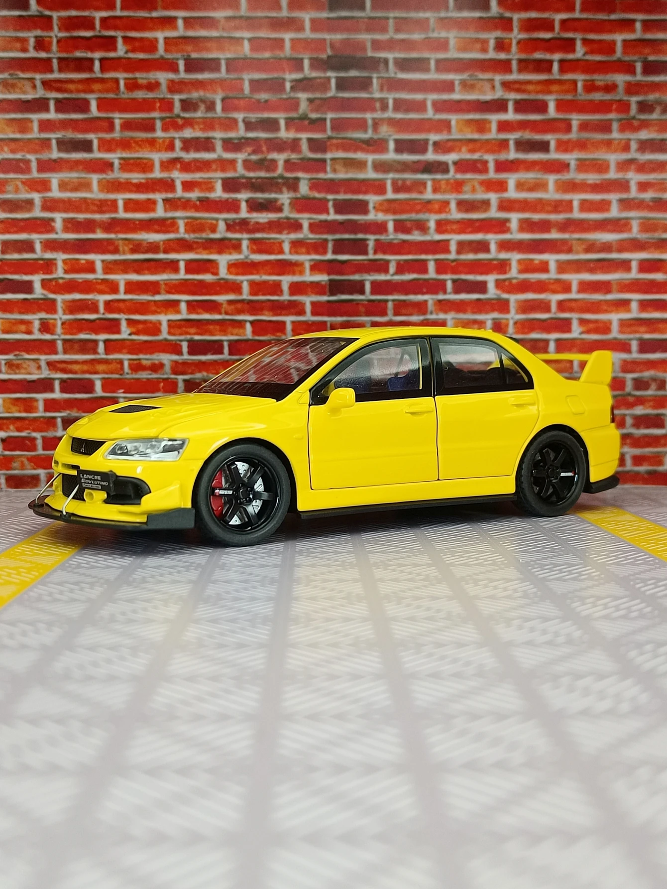 1:32 Mitsubishis Evo 9 Alloy Racing Car Model Diecast Metal Toy Car High Simulation Sound and Light Kid Toy Gift Collection